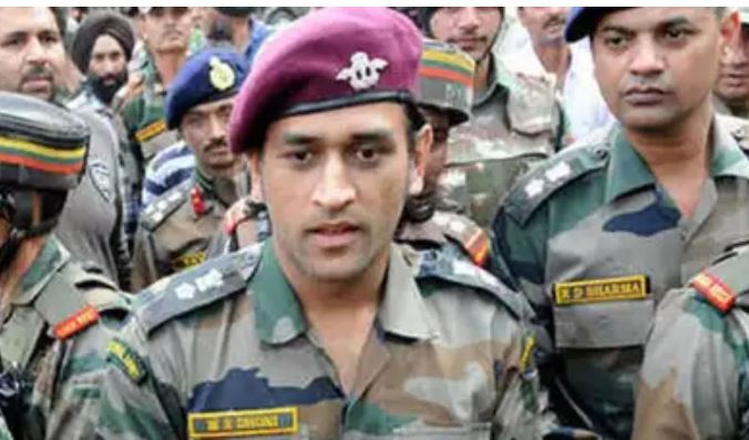 क्रिकेट छाडेर धोनी पाकिस्तानसँग युद्धमा जानु पर्ने भएको हो?