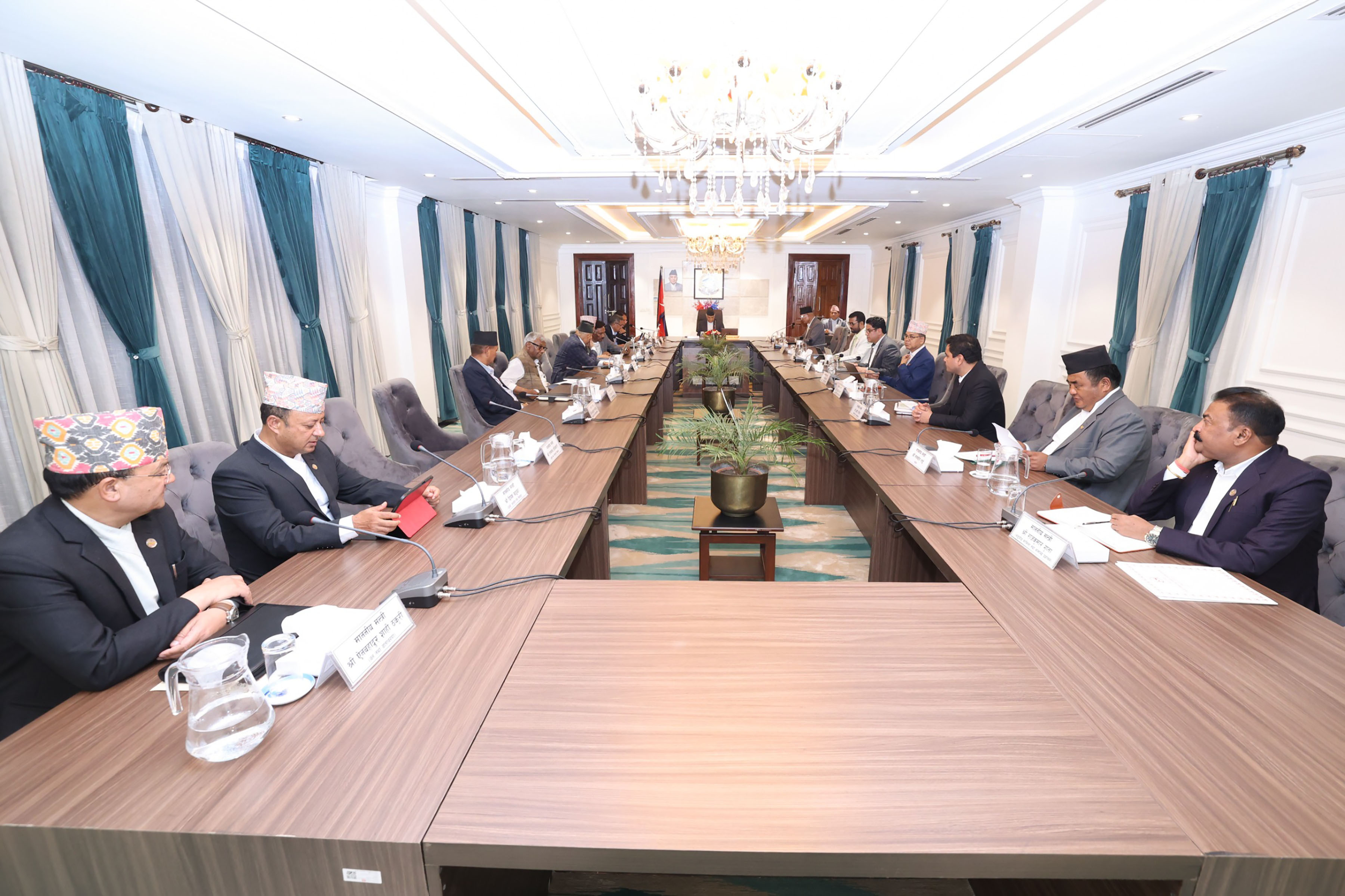 मन्त्रिपरिषद् बैठक सुरू