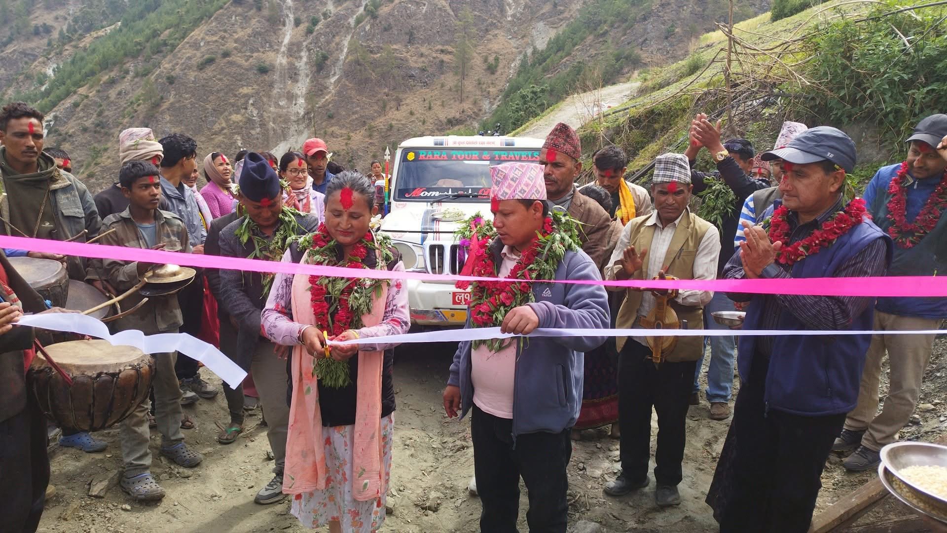 छाँयानाथको बालैमा पहिलोपटक गाडी पुग्दा नाचगान र देउडासहित स्वागत