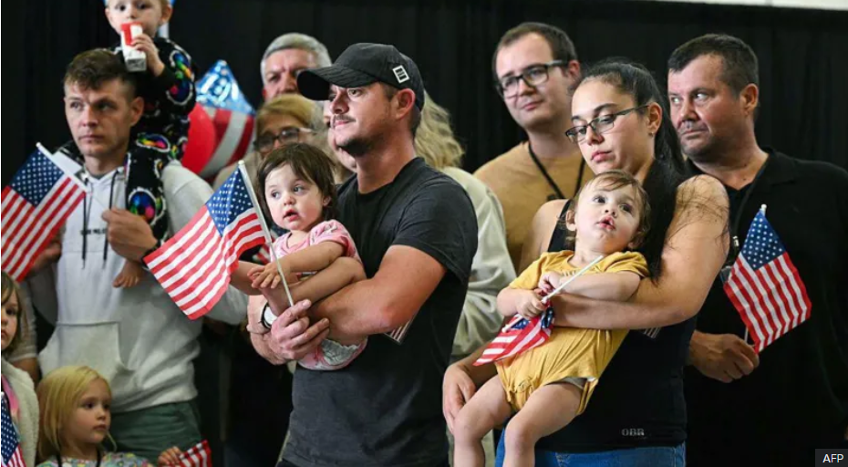 दक्षिण अफ्रिकी ५९ श्वेत नागरिक शरणार्थीका रुपमा पुगे अमेरिका