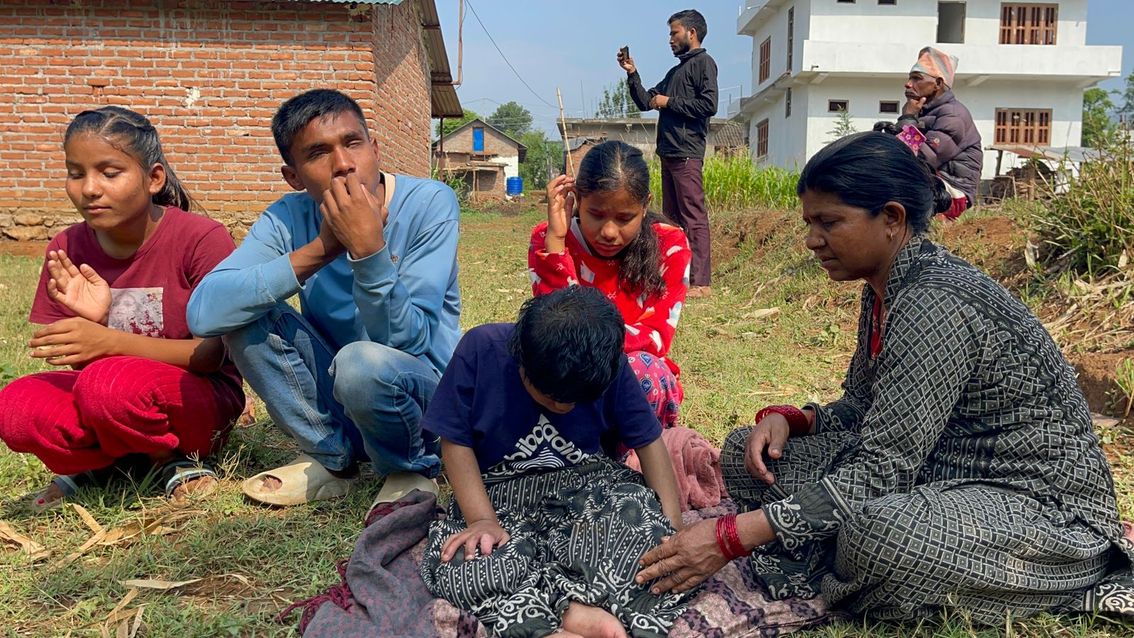 सहयोग जुटाएर एक घरका चार दृष्टिविहीनलाई आवास बनाइँदै