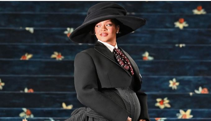 रिहाना तेस्रो पटक आमा बन्दै, मेटा गालामा देखाइन् ‘बेबी बम्प’