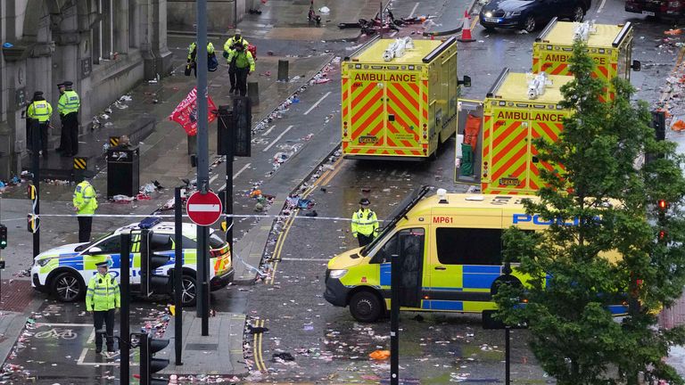 लिभरपुलको परेडमा फुटबल समर्थकमाथि एक व्यक्तिले कार कुदाए, ४७ जना घाइते