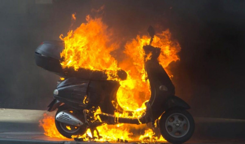 काठमाडौंमा गुडिरहेको स्कुटरमा आगलागी