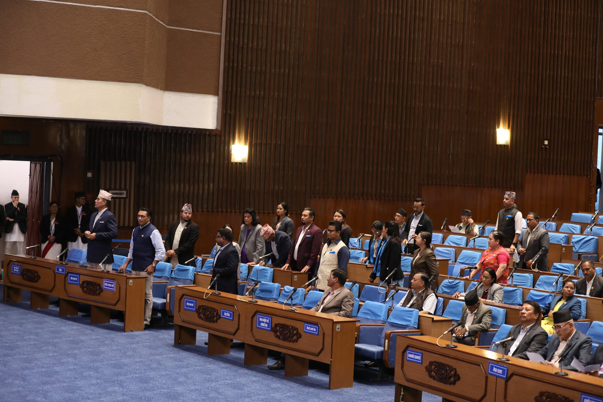 सदनमा रास्वपा सांसदको नाराबाजी, विनियोजन शीर्षकमाथि छलफल जारी