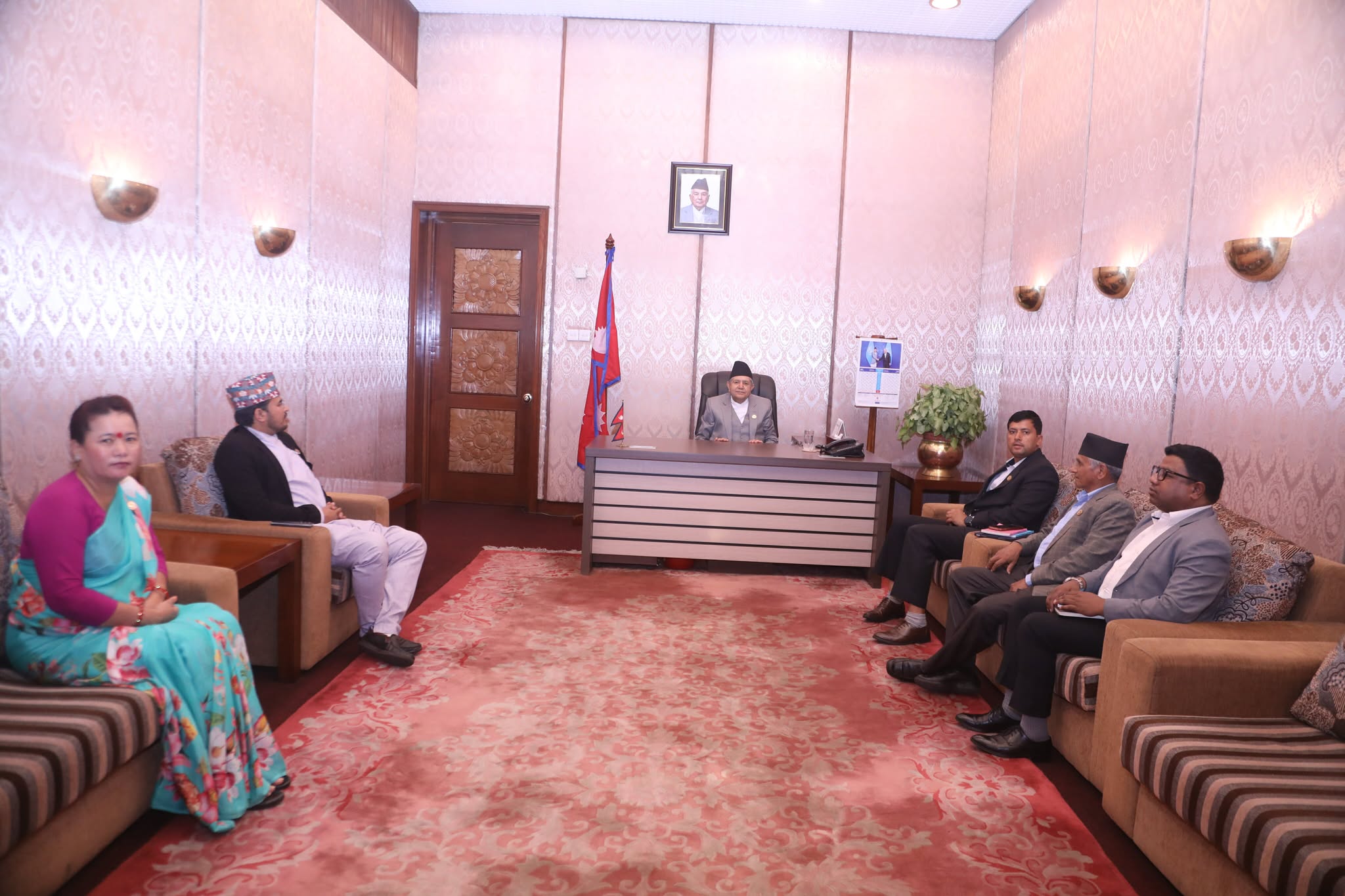 बिधेयकका अवस्थाका बारेमा बुझ्न संसदीय समितिका सभापतिसँग सभामुखले छलफल गर्दै