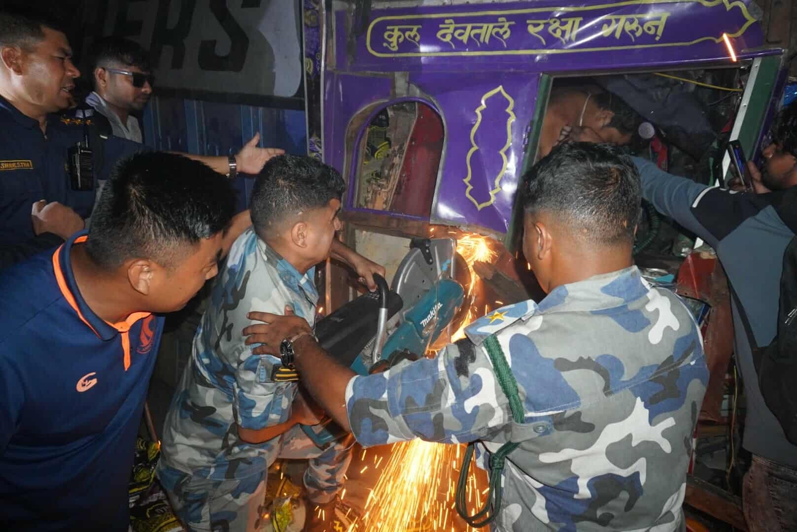 दुईवटा ट्रक ठोक्किएर घाइते अवस्थामा ट्रकभित्रै फसेका चालकको ३ घण्टापछि उद्धार