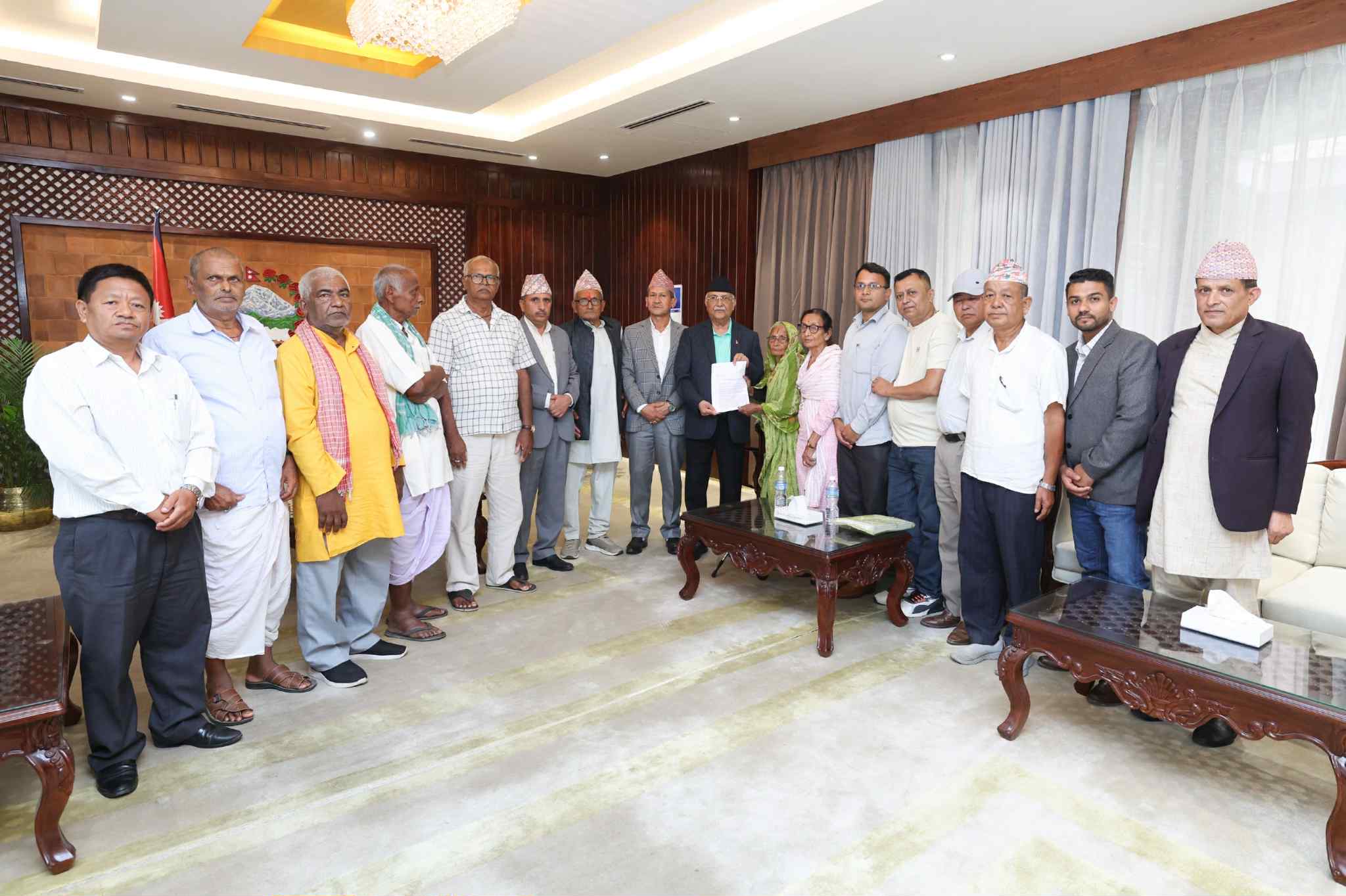 कोशीटप्पु वन्यजन्तु आरक्षका विस्थापित परिवारको प्रधानमन्त्रीलाई ज्ञापन