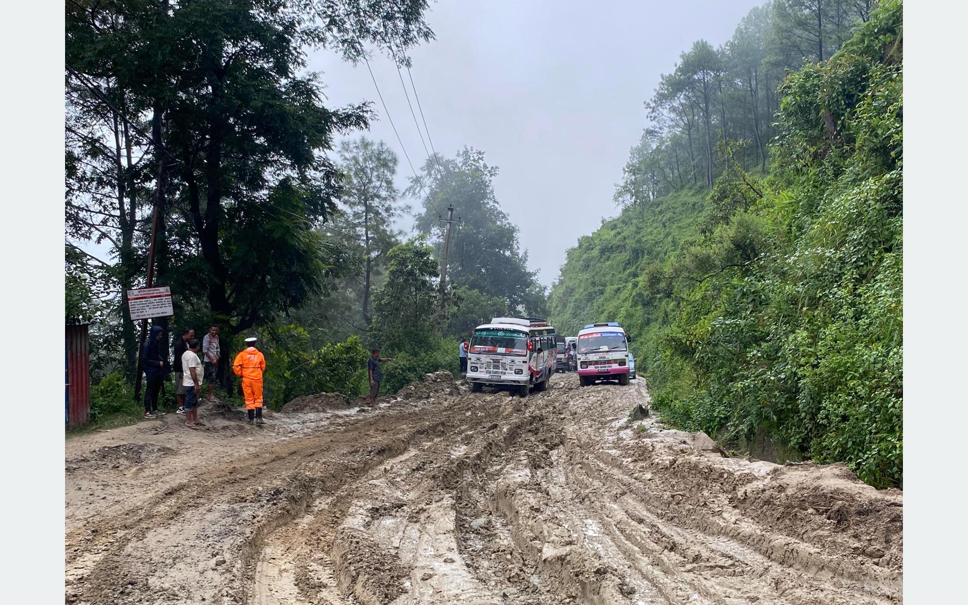 धुलिखेल–खावा सडक स्तरोन्नतिको काम समयमै नहुँदा यात्रुलाई सास्ती
