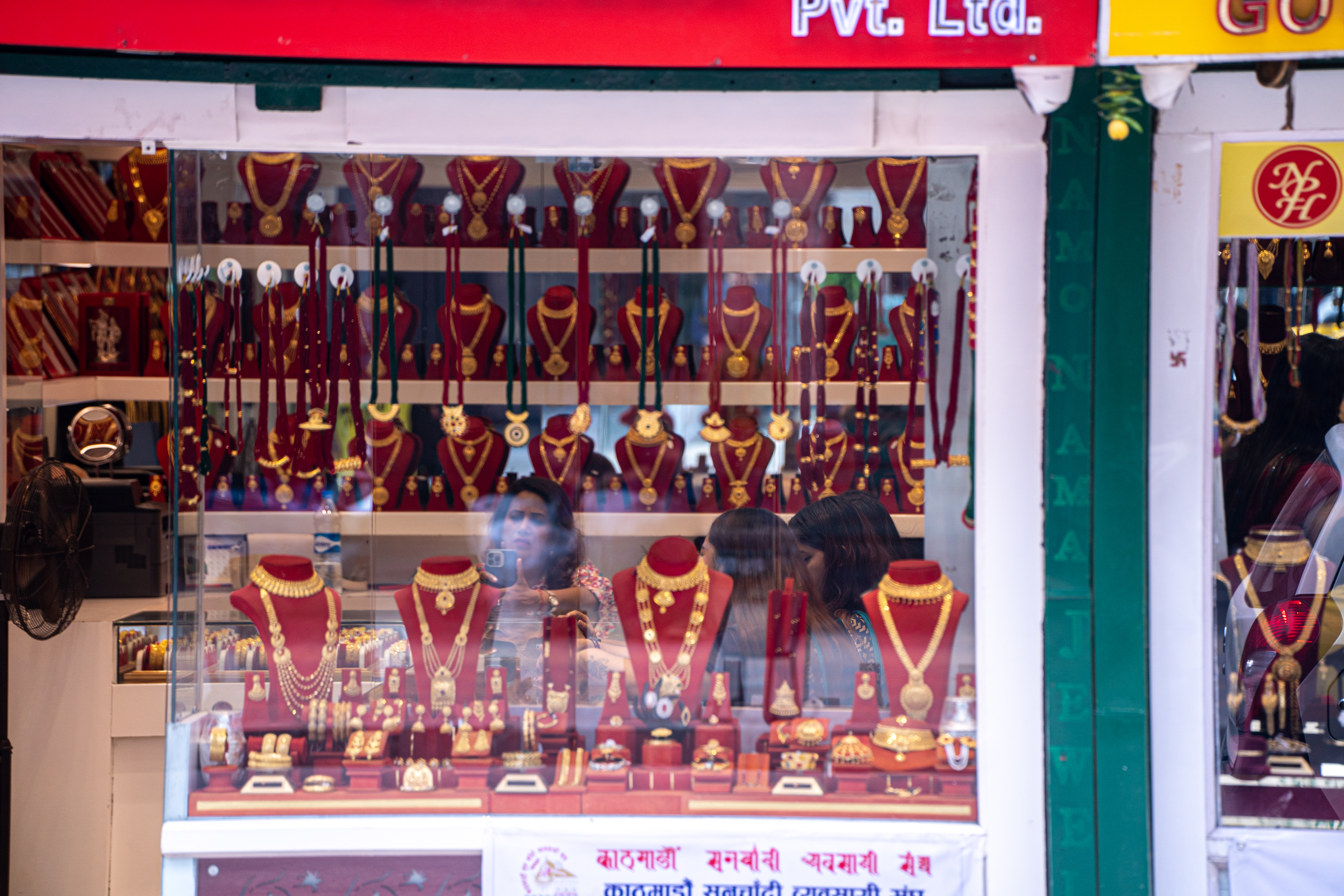 घट्यो सुन मूल्य, कतिमा हुँदैछ कारोबार?