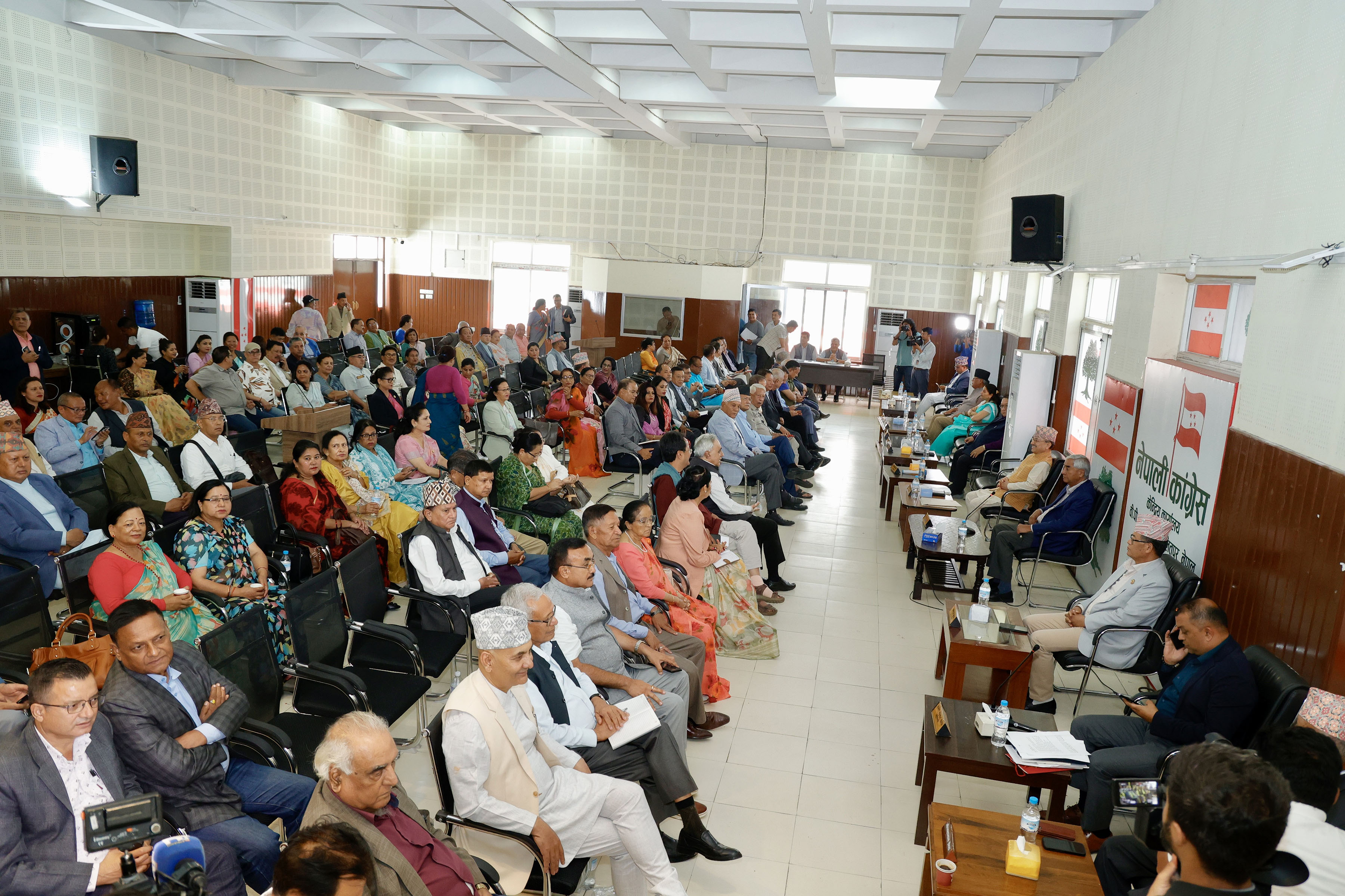 कांग्रेस बैठकमा नेताहरुको कार्यशैलीप्रति प्रश्न