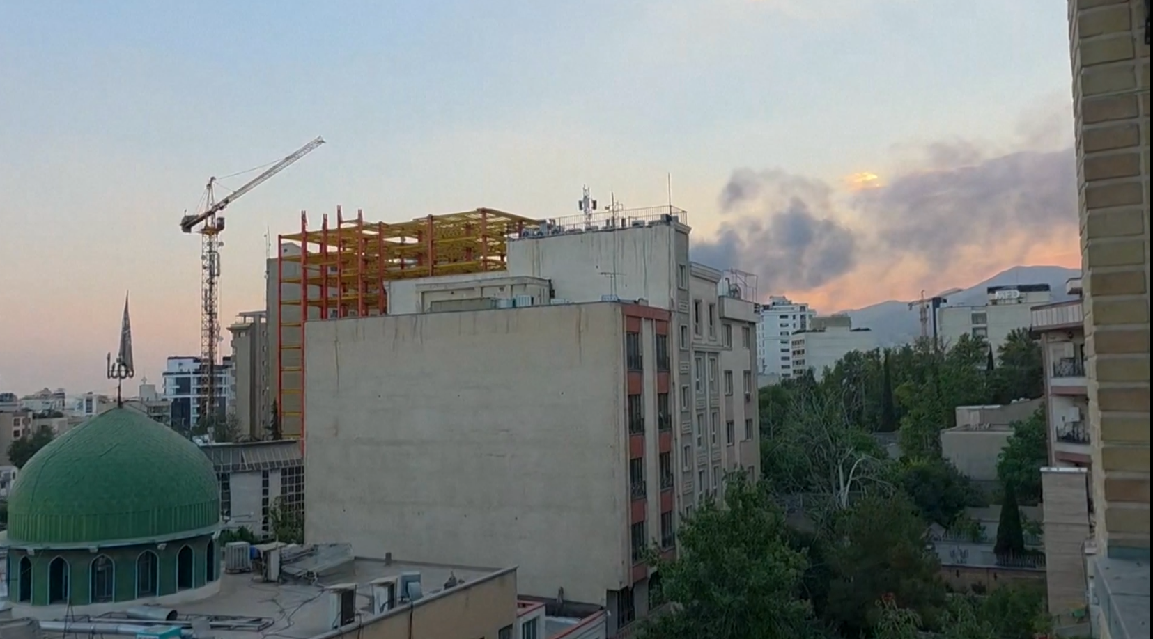 इरानको राजधानी नजिकैका रिफाइनरी र तेल डिपोहरु इजरायलको मुख्य निशासानामा