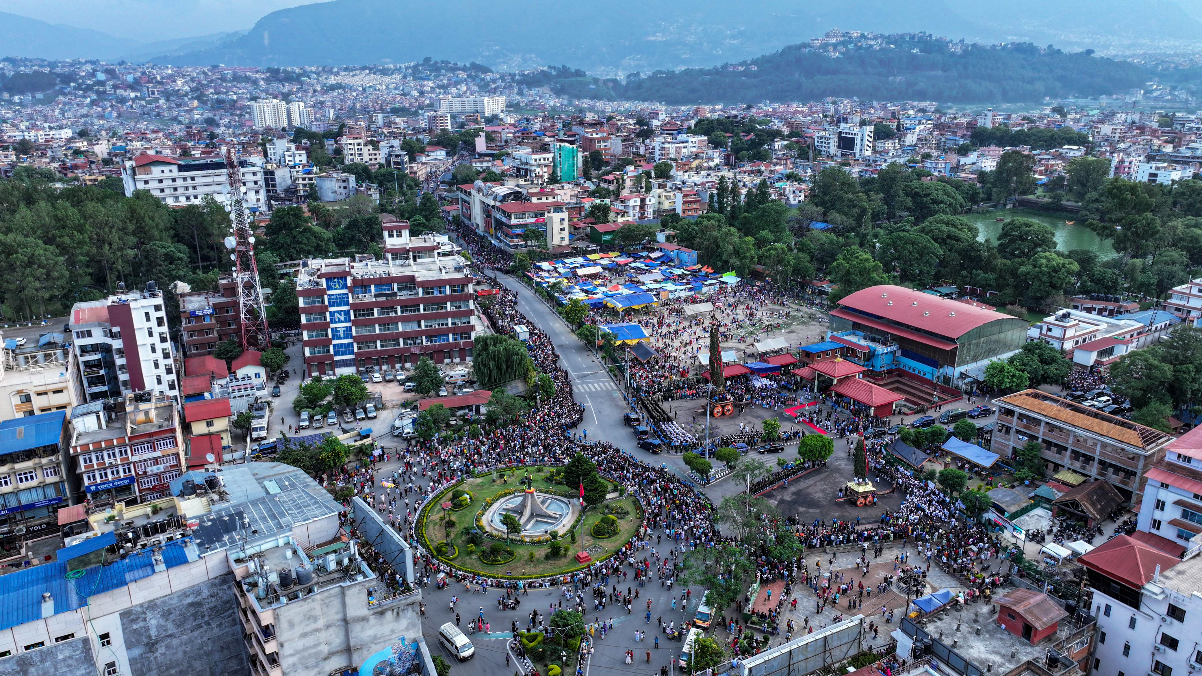ड्रोनबाट यस्तो देखियो भोटो जात्रा (तस्बिरहरू)