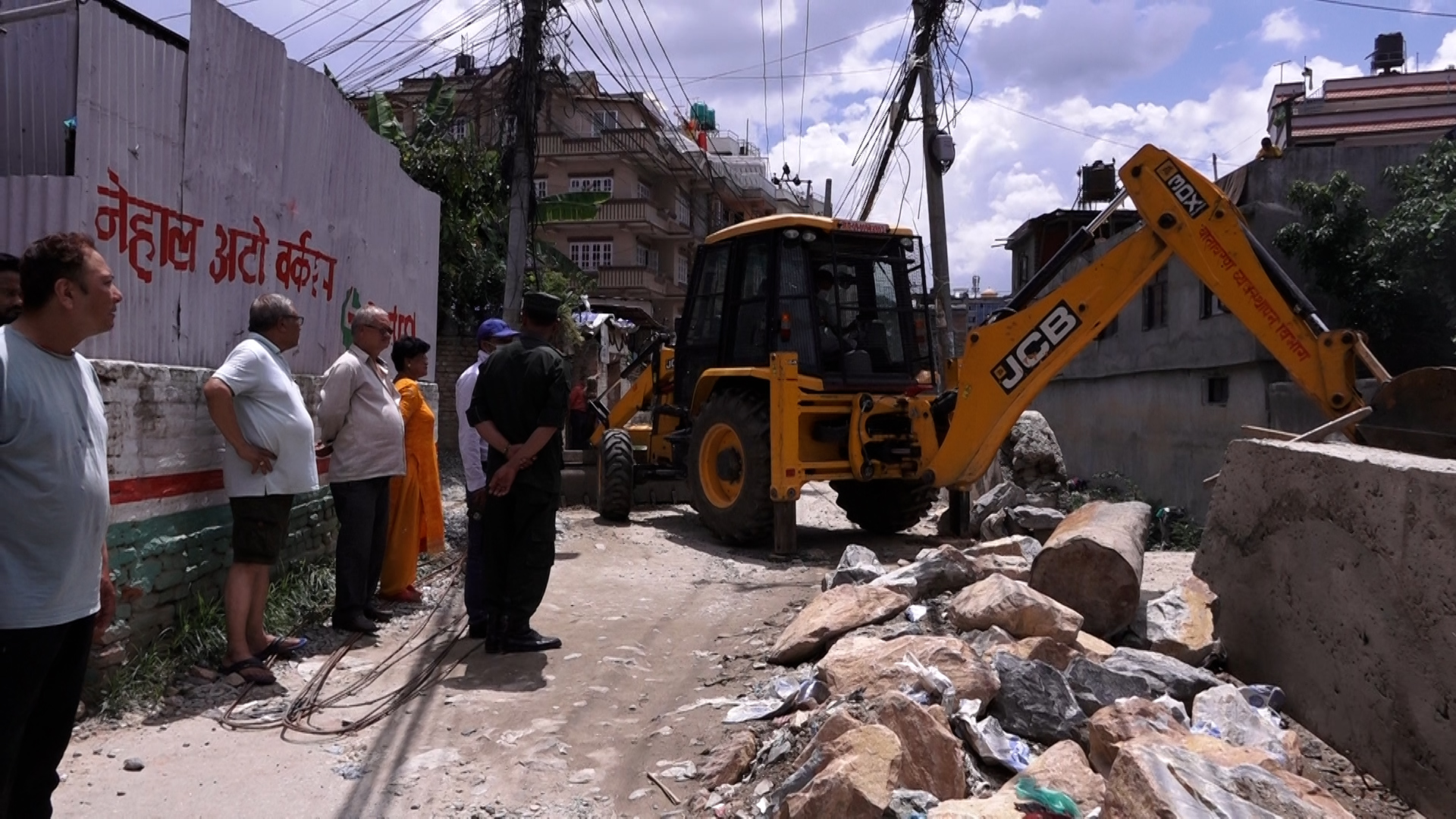 स्थानीयलाई डुबानबाट जोगाउन भन्दै महानगरले चलायो डोजर