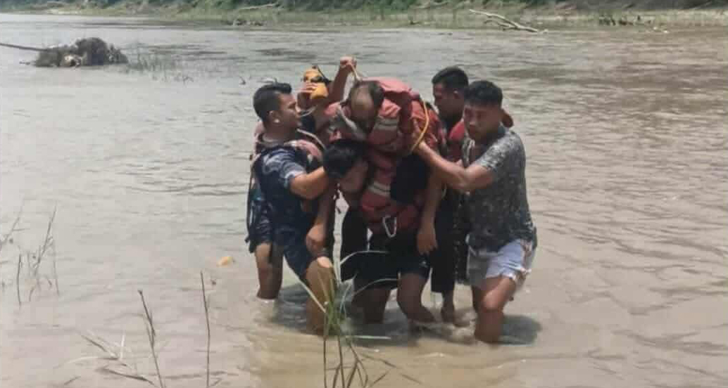 चितवनको नारायणी नदीमा बग्दै आएका पुरुषको जीवितै उद्वार