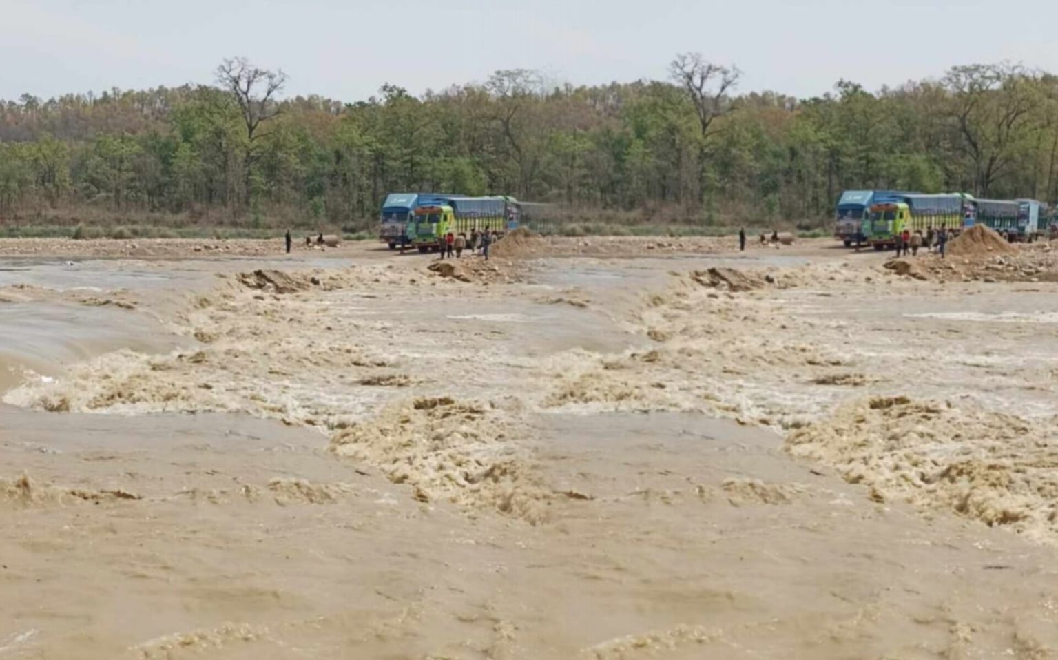 विनयी खोलाको बाढीले बस बगायो, पूर्व-पश्चिम राजमार्ग अवरुद्ध
