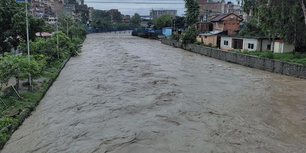 विष्णुमतिमा गाडीसहित बगेकी महिलाको उद्धार
