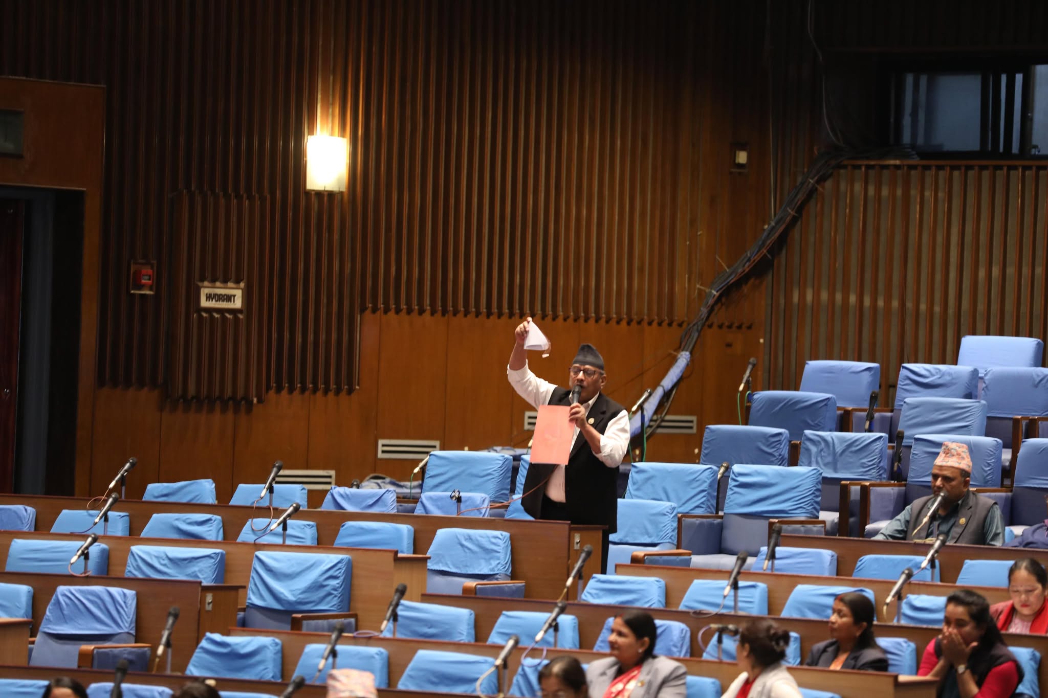 सांसद थापाले च्याते संसदभित्रै बजेट पुस्तिका