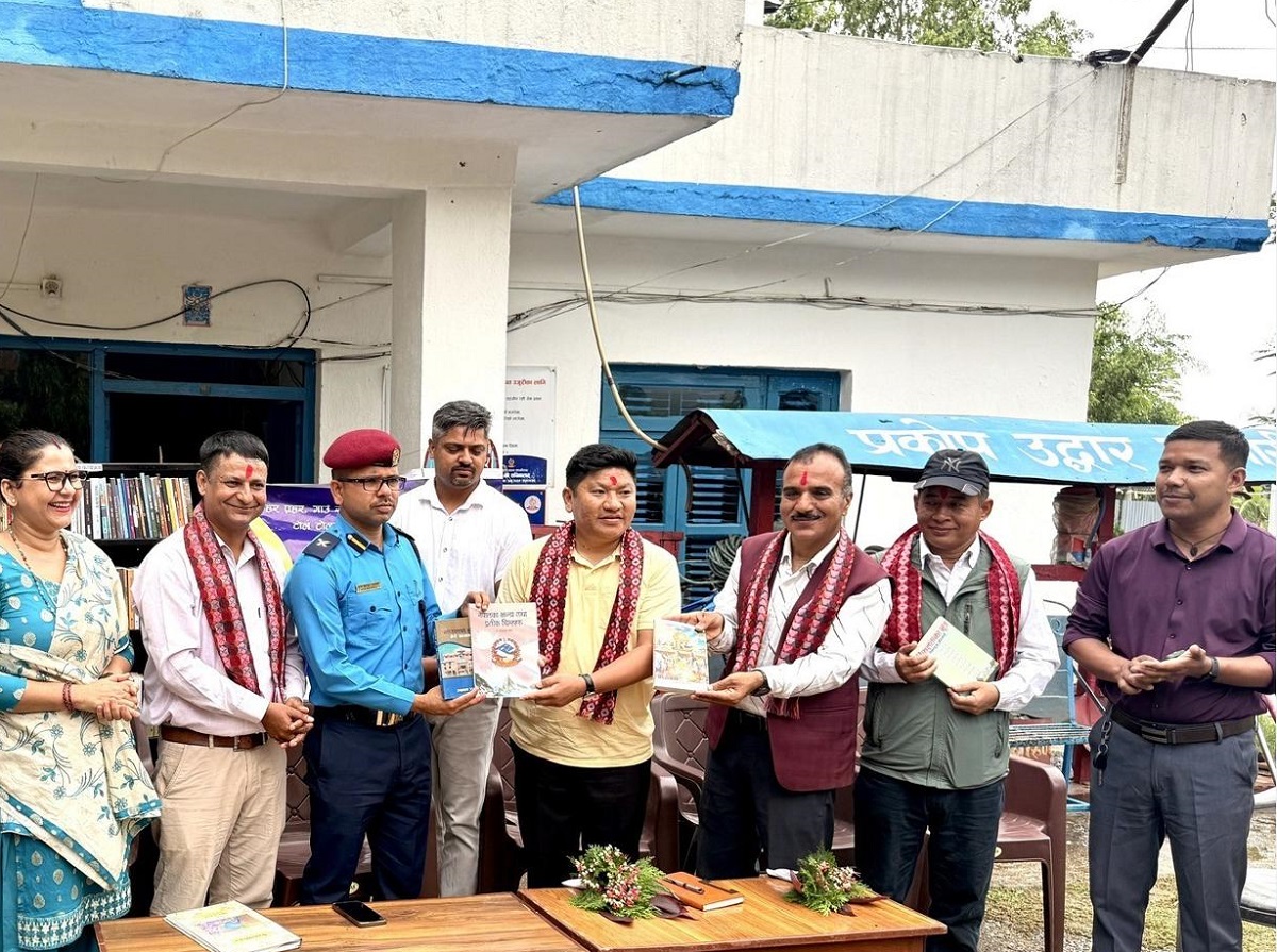 इलाका प्रहरी कार्यालयलाई पुस्तक सहयोग