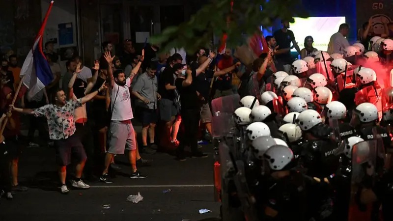 सर्बियाको राजधानीमा प्रहरी र प्रदर्शनकारीबीच झडप