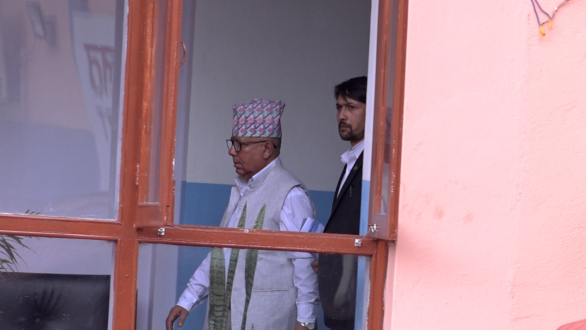 धरौटी बुझाएर अदालतबाट बाहिरिए माधव नेपाल