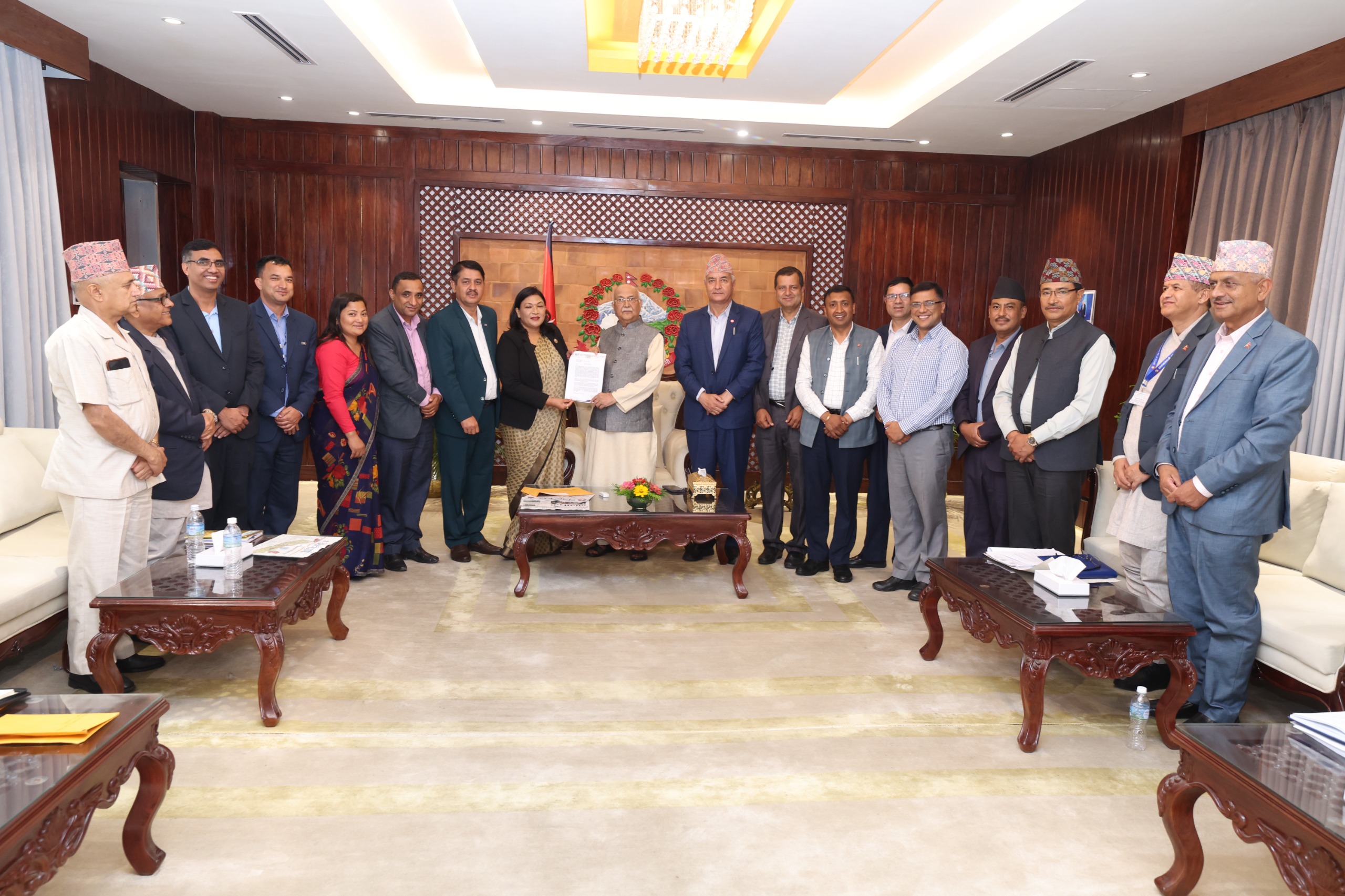 प्रधानमन्त्रीलाई सहकारी महासंघको ध्यानाकर्षण