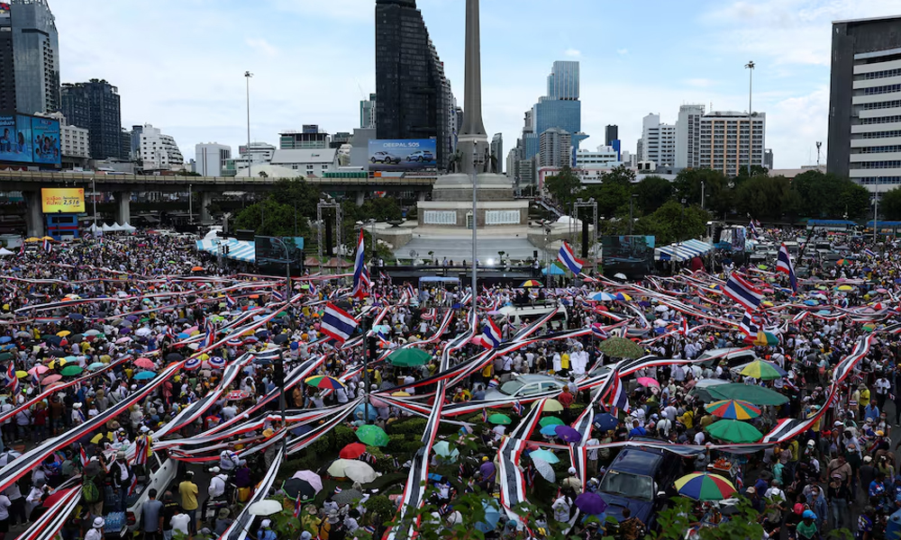 थाइल्याण्डका प्रधानमन्त्रीको राजीनामा माग्दै हजारौँ नेता तथा सर्वसाधारण सडकमा