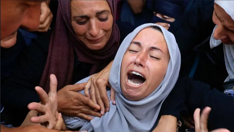 इजरायली सेनाले राहत पर्खिरहेका कम्तिमा ६७ जनाको हत्या गरेको आरोप