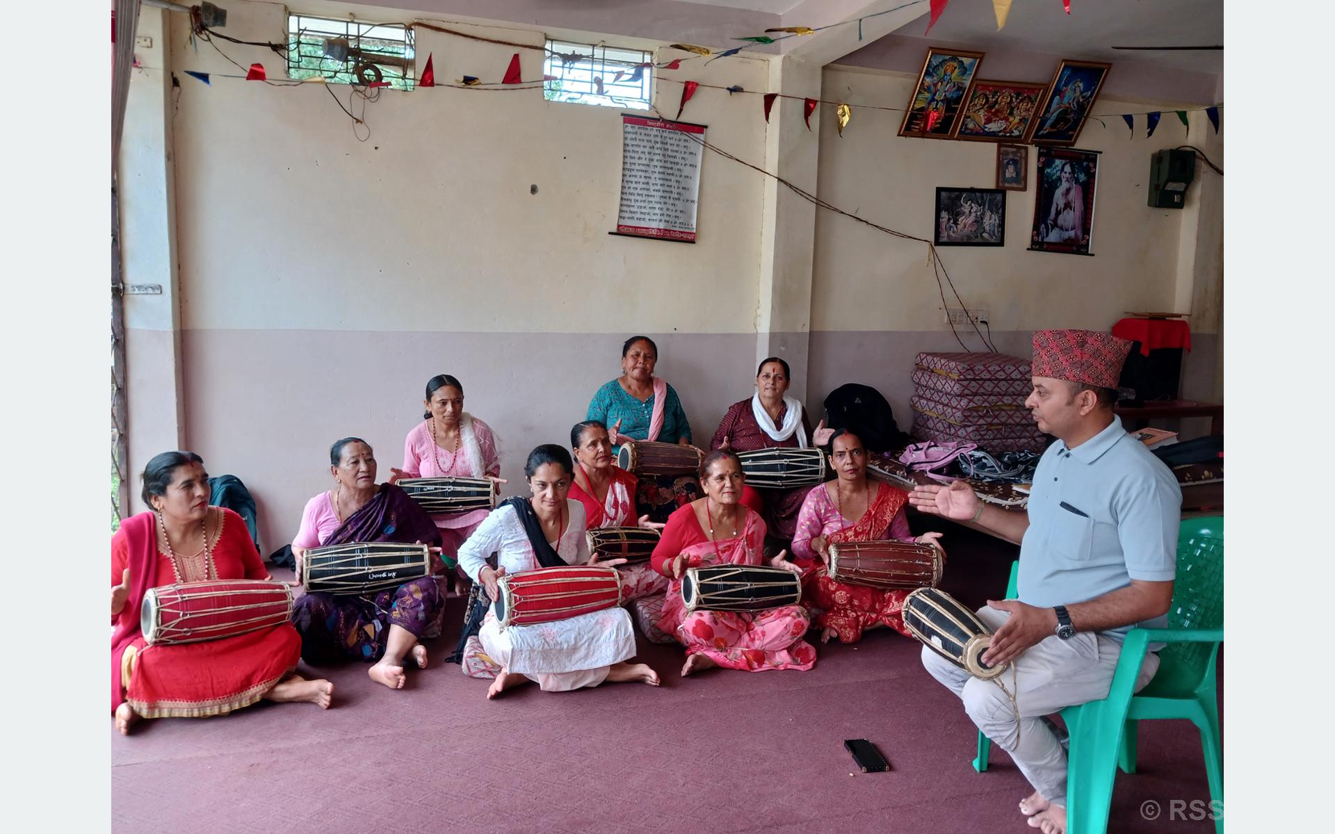 आफैँ खर्च जुटाएर बाद्यवादन सिक्दै महिला