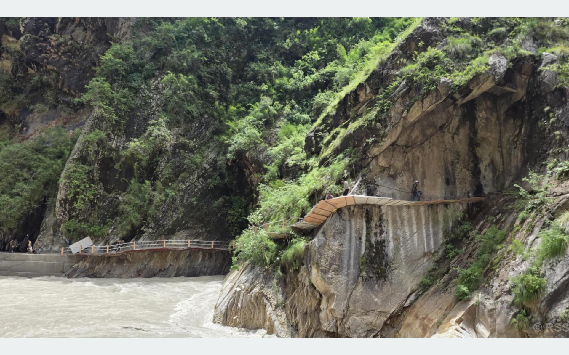 सब्बलको भरमा चट्टान फुटाएर घोरेटो बाटो निर्माण