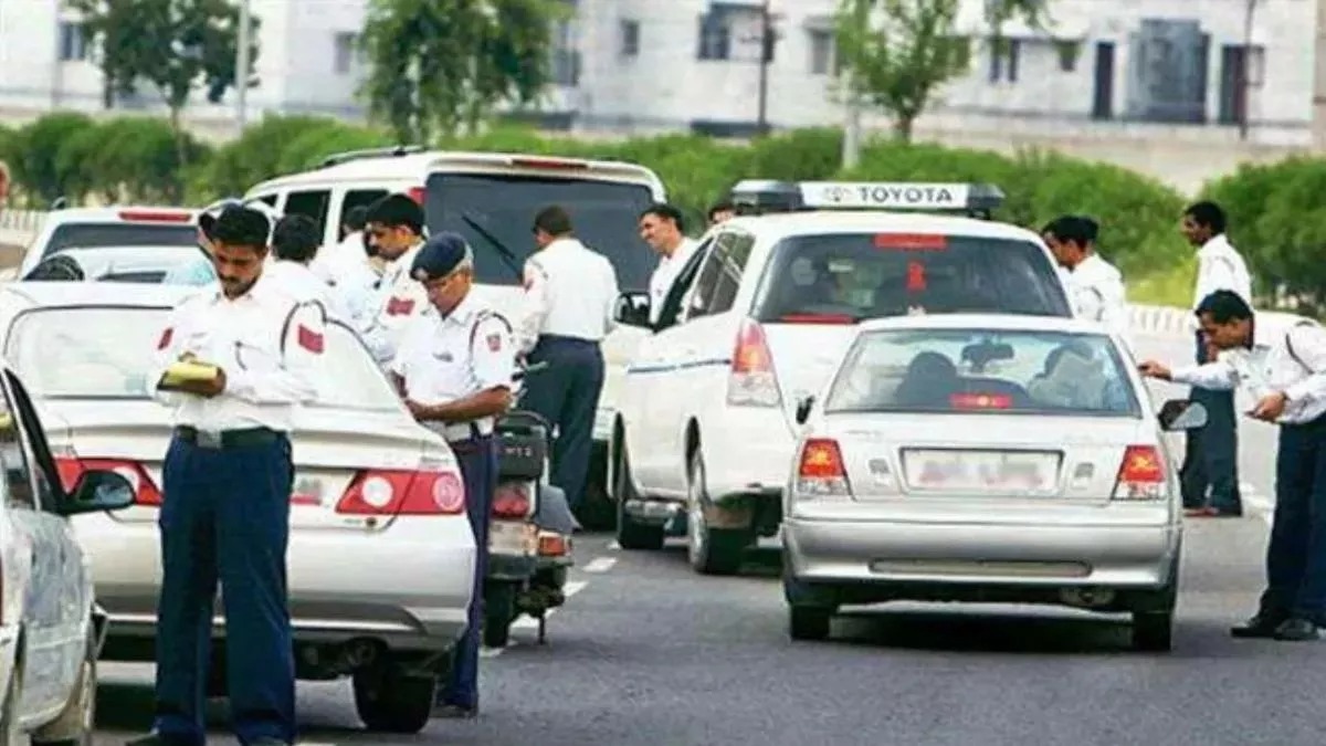 कार चालकले हेल्मेट नलगाएको भन्दै ट्राफिक प्रहरीले जरिवाना तिराएपछि…
