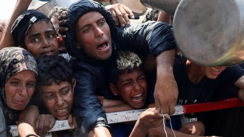 गाजामा हवाई मार्गबाट राहत सामग्री खसाल्न थालेको इजरायली सेनाको दाबी