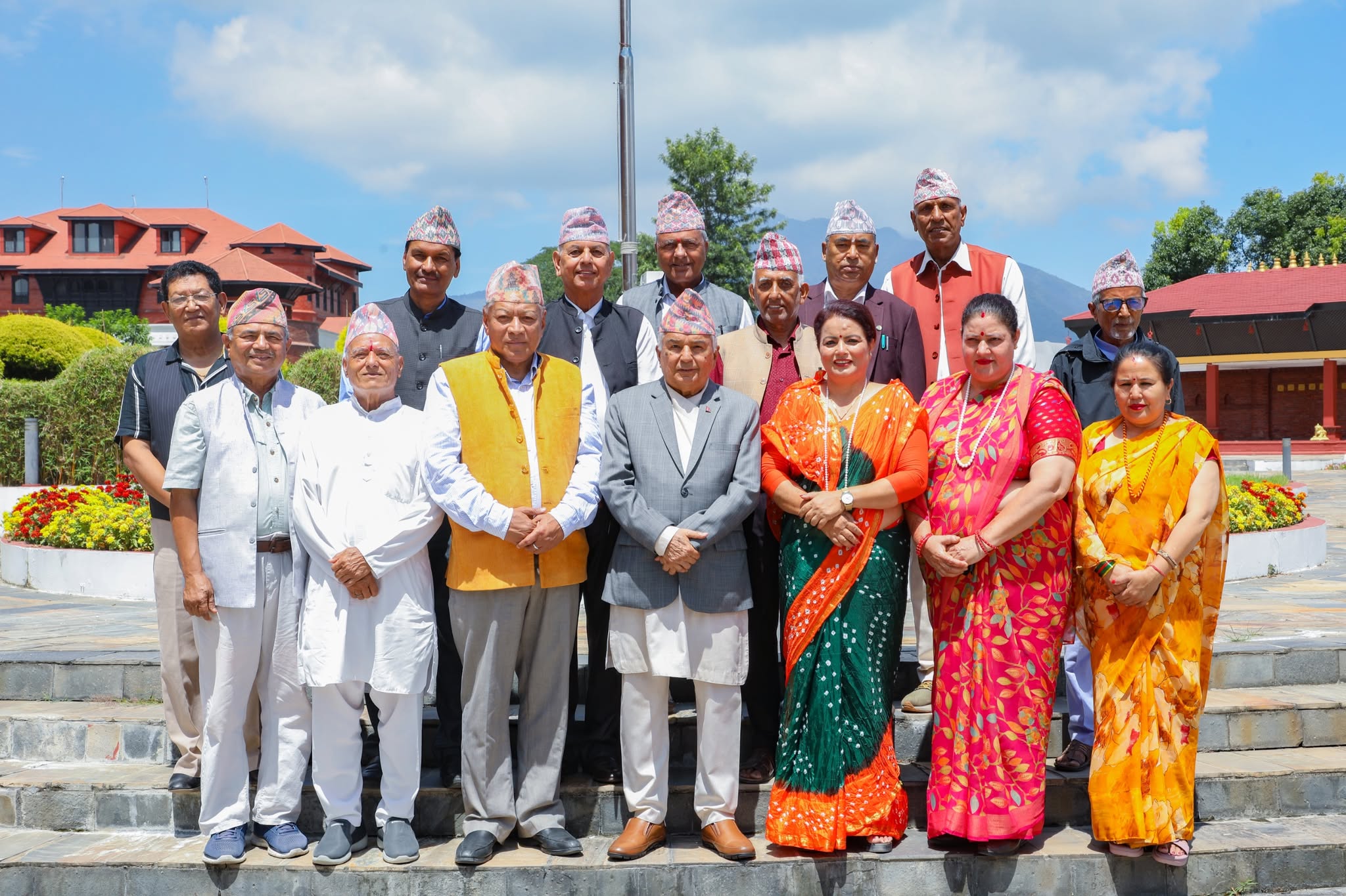 राष्ट्रपति पौडेलसँग ज्येष्ठ राष्ट्रिय नागरिक महासंघका प्रतिनिधि मण्डलको भेट