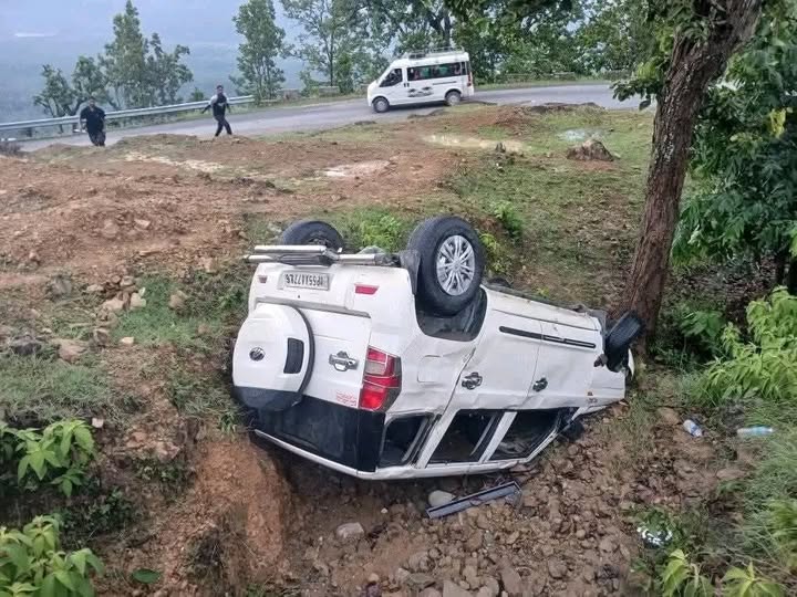 सात जना सवार कार दुर्घटना