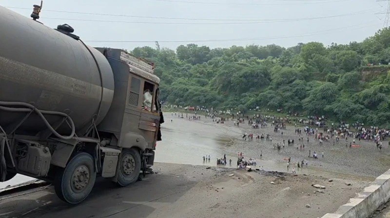 गुजरात पुल दुर्घटनामा मृत्यु हुनेको संख्या १५ पुग्यो, चार जना अझै बेपत्ता