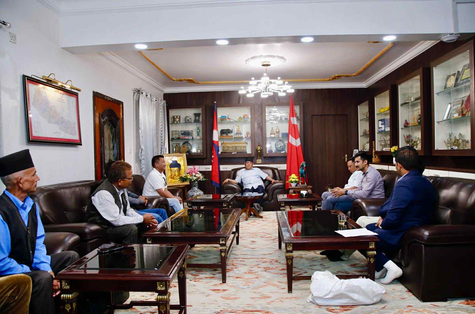 जेष्ठ नागरिकका माग पूरा गर्न सक्दो सहयोग गर्छु : प्रचण्ड