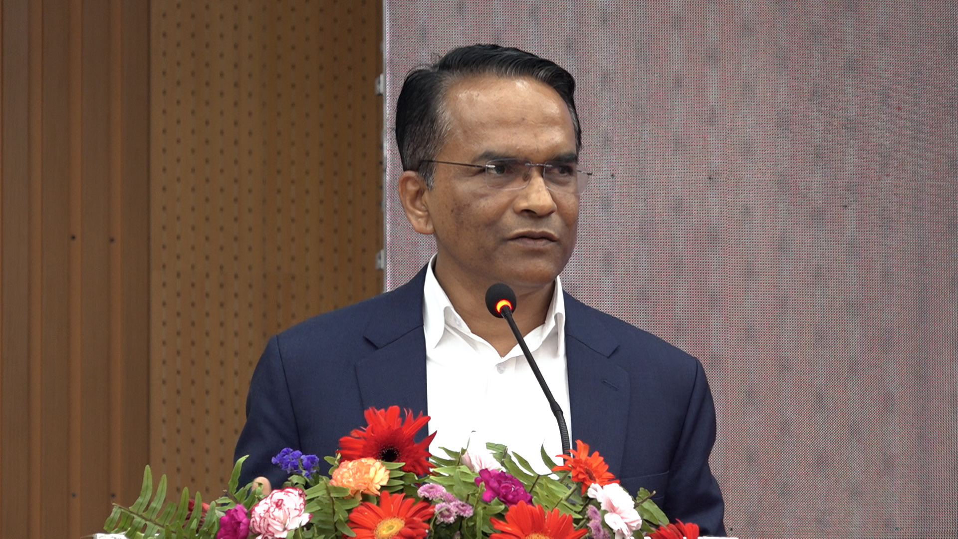 अर्थतन्त्र चिन्ताजनक छैन्, लयमा फर्किएको छ : गर्भनर पौडेल