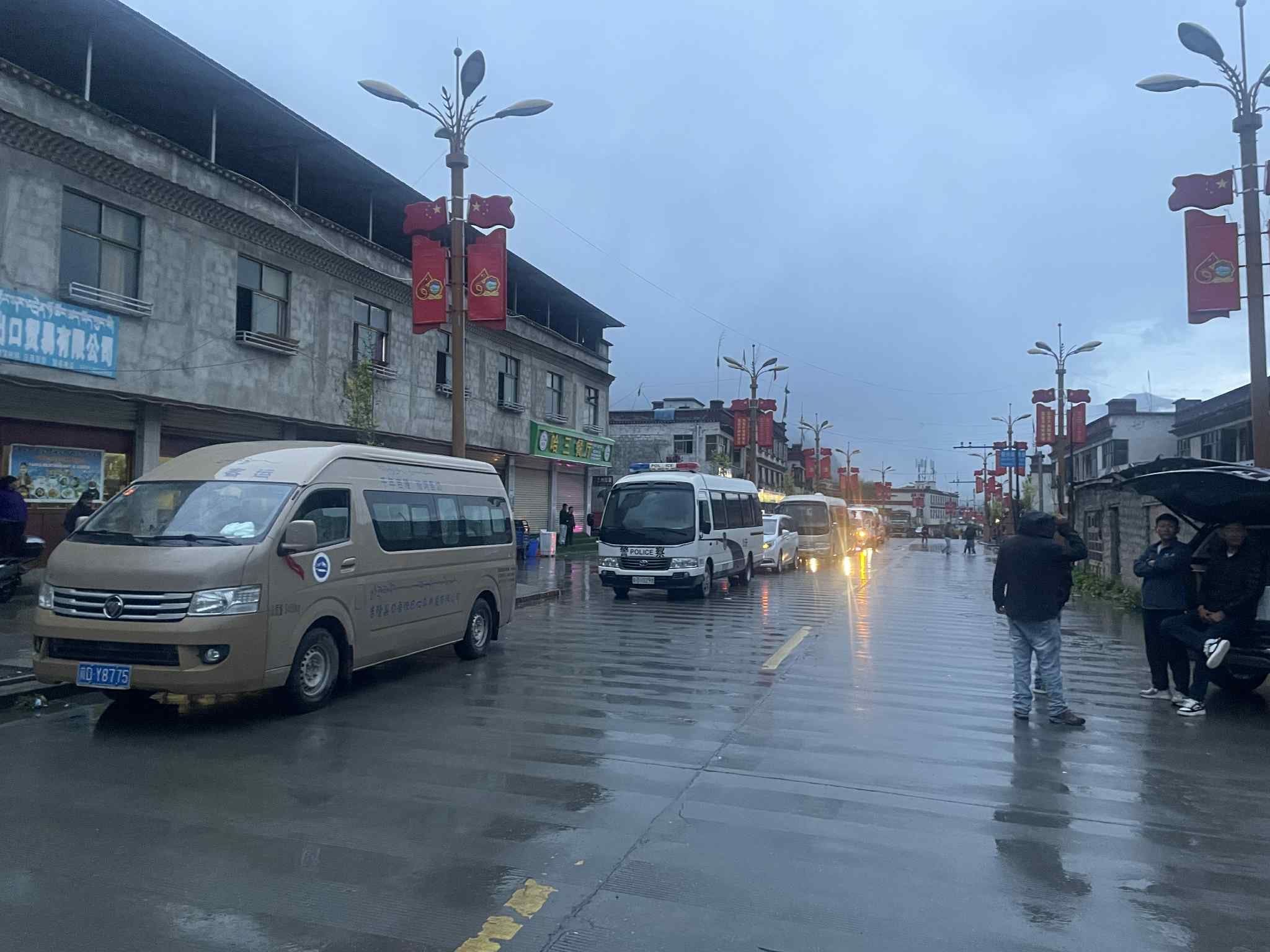 बाढीका कारण केरुङमा अड्किएका २०३ जना नेपाली फर्कंदै