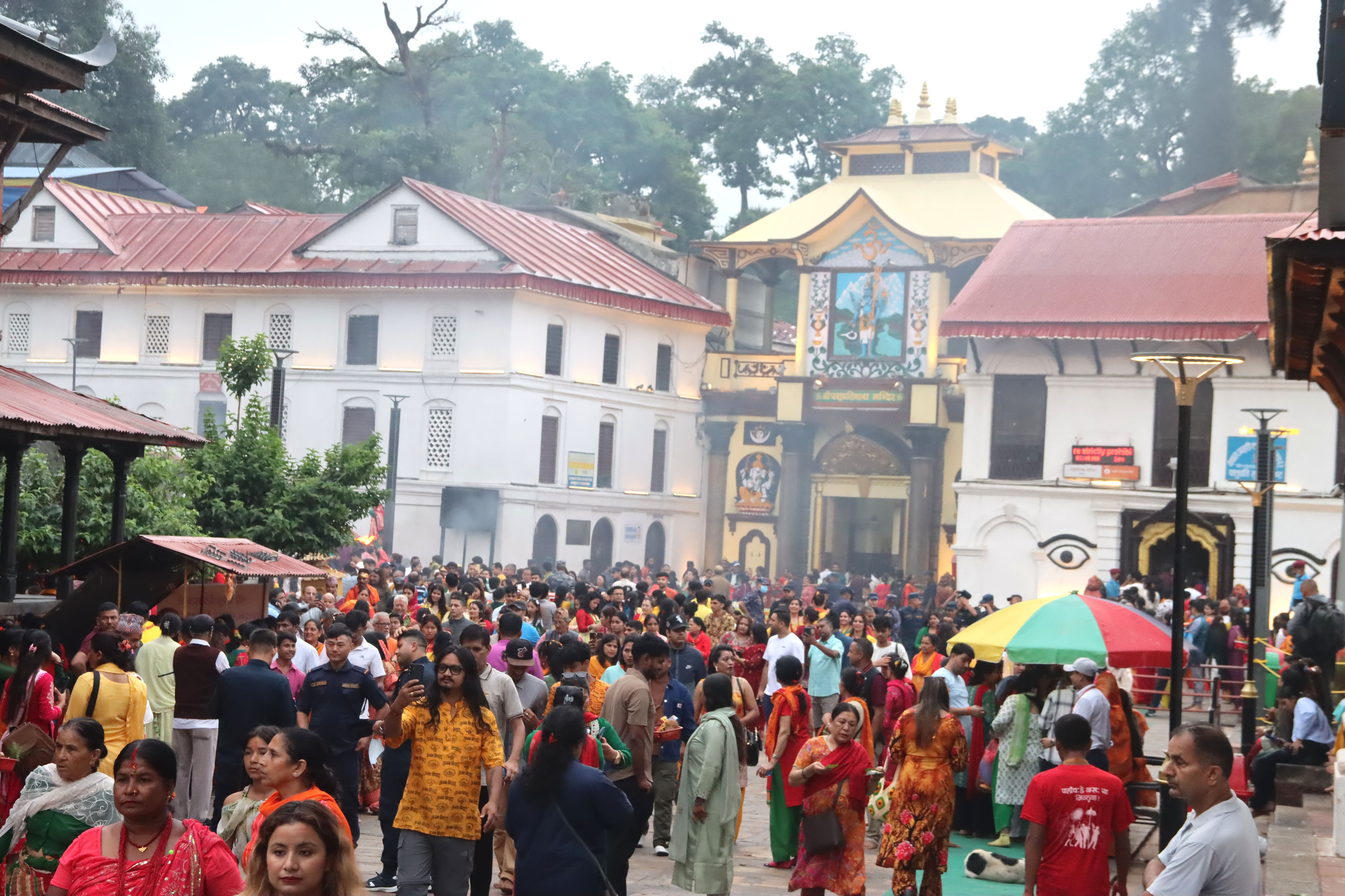 पूजा आराधना गर्न पशुपतिनाथका चारै ढोका खुला (हेर्नुहोस् तस्बिर)