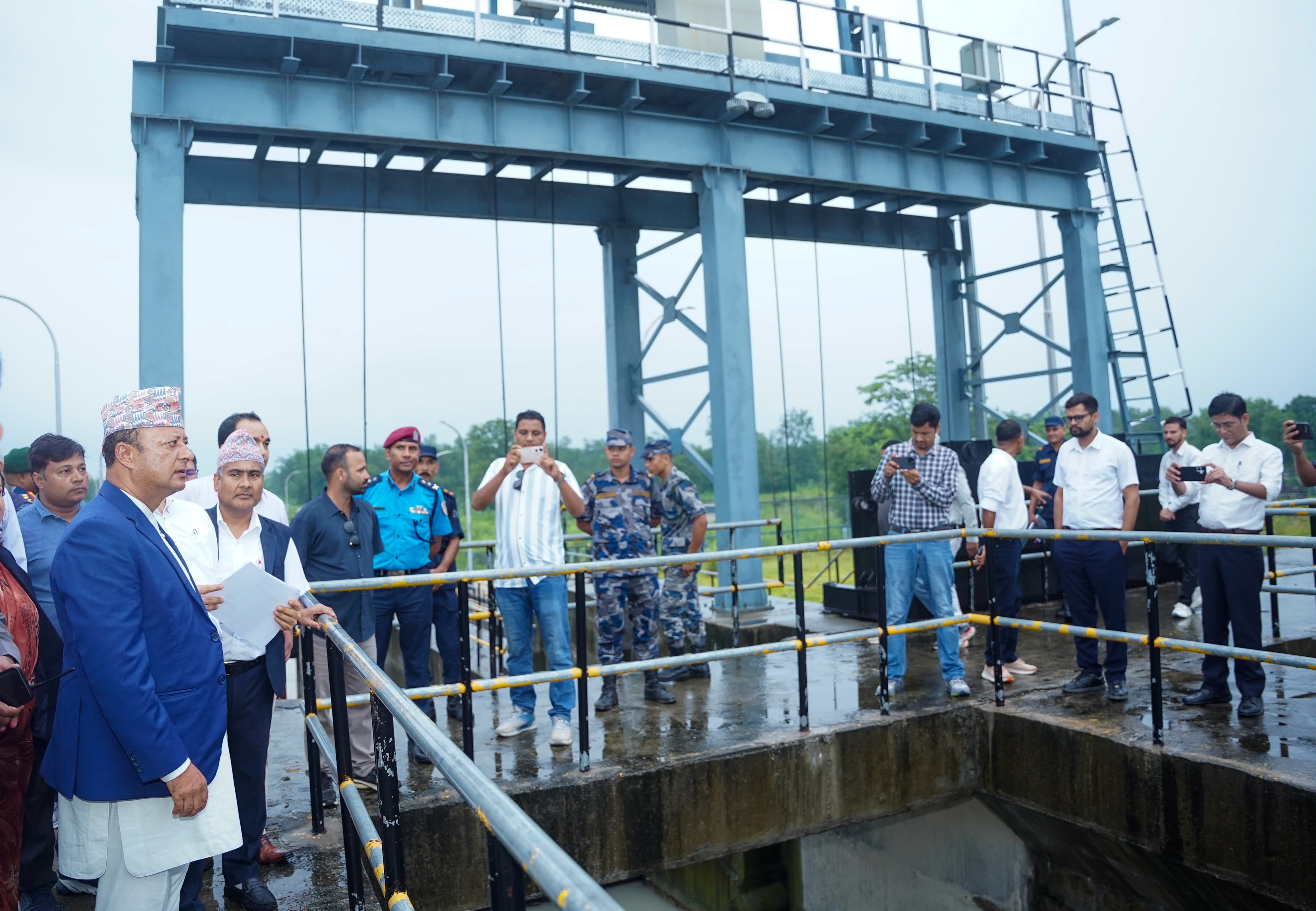 मन्त्री खड्काद्वारा महाकाली सिँचाइ आयोजनाको निर्माणाधीन नहर निरीक्षण