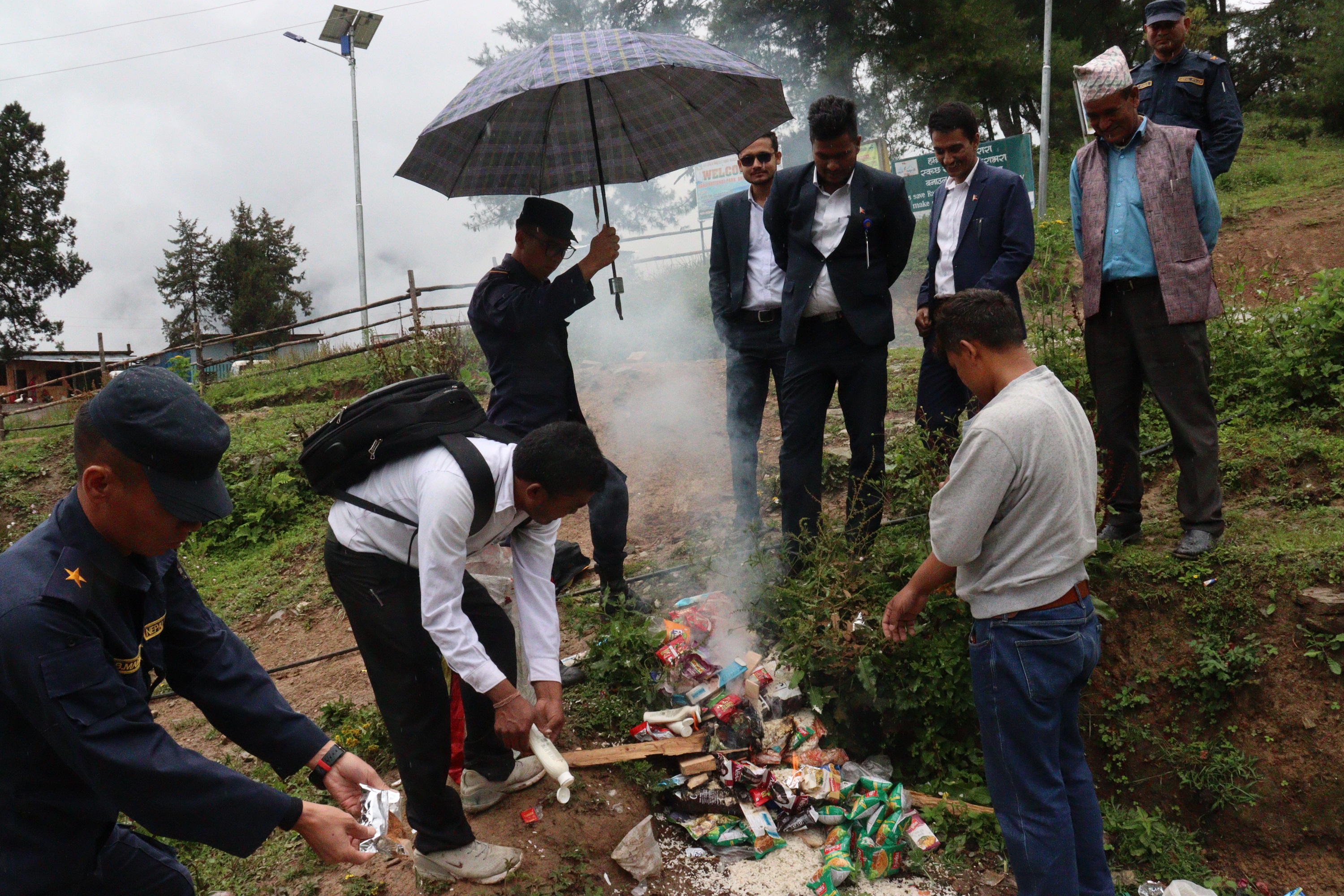 राराको सल्लेरी बजारमा अनुगमन, अखाद्य बस्तु भेटियो