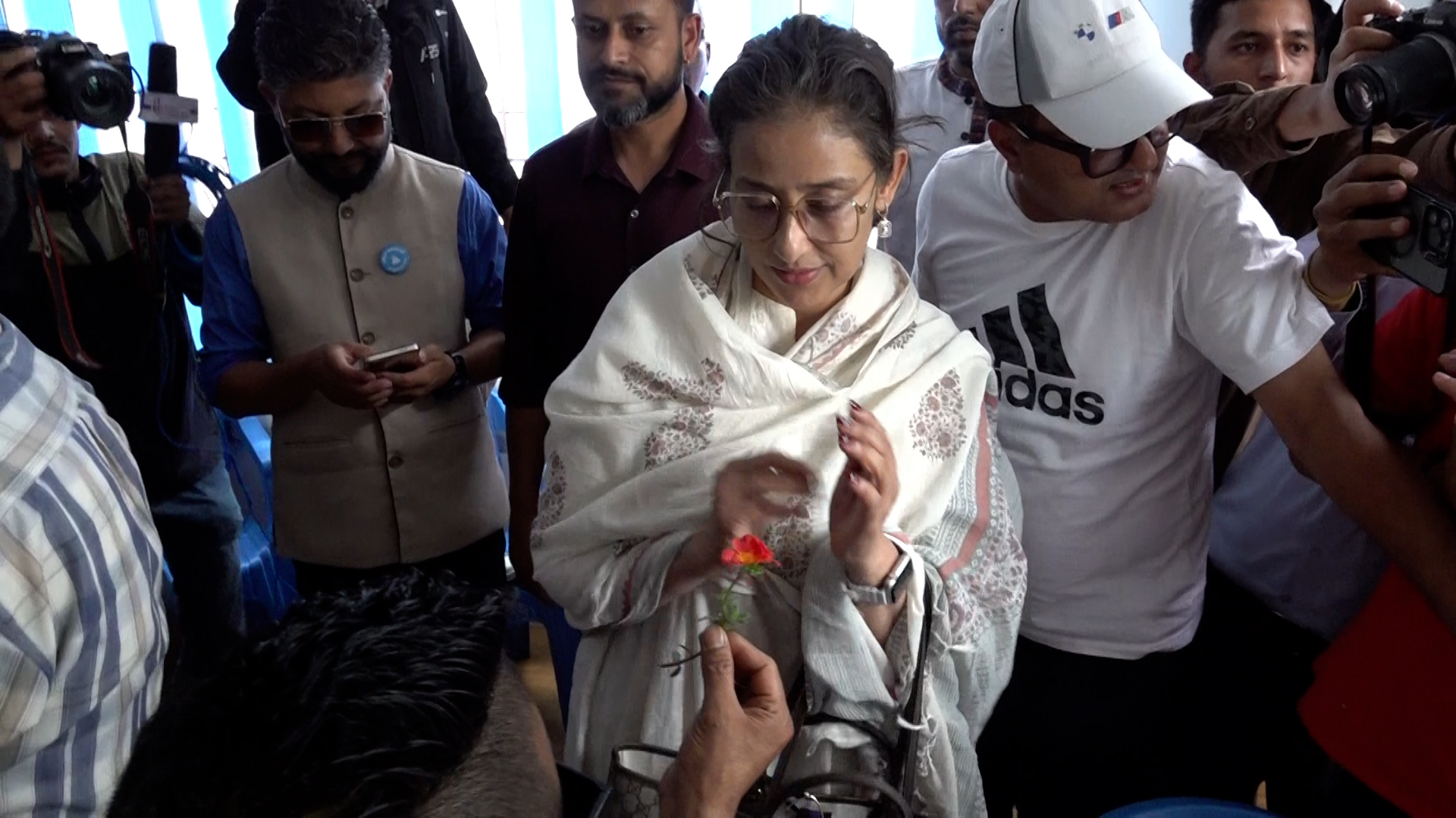 मनिषा कोइरालाद्वारा रवि लामिछानेको समर्थनमा हस्ताक्षर