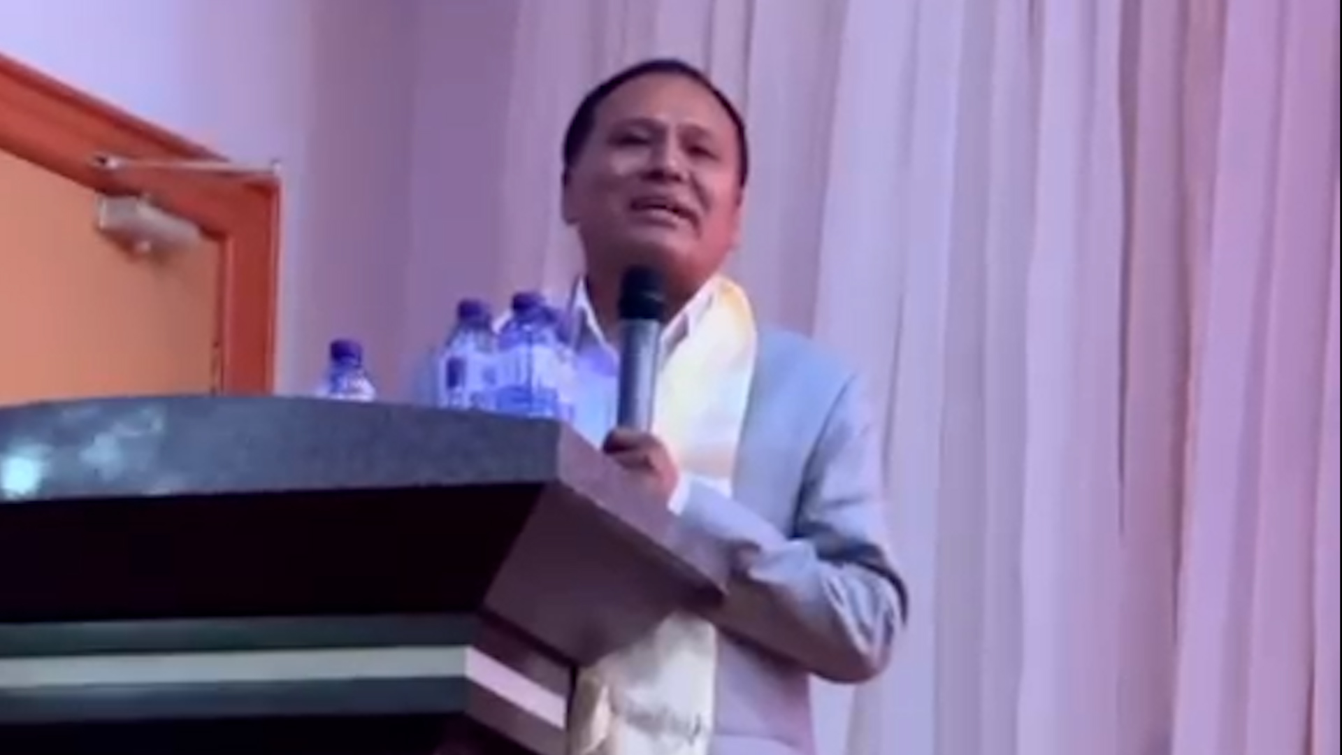 खाडी देशको भ्रमणमा रहेका कुलमानले भने-म कुनै पार्टीको झन्डा लिएर आएको होइन