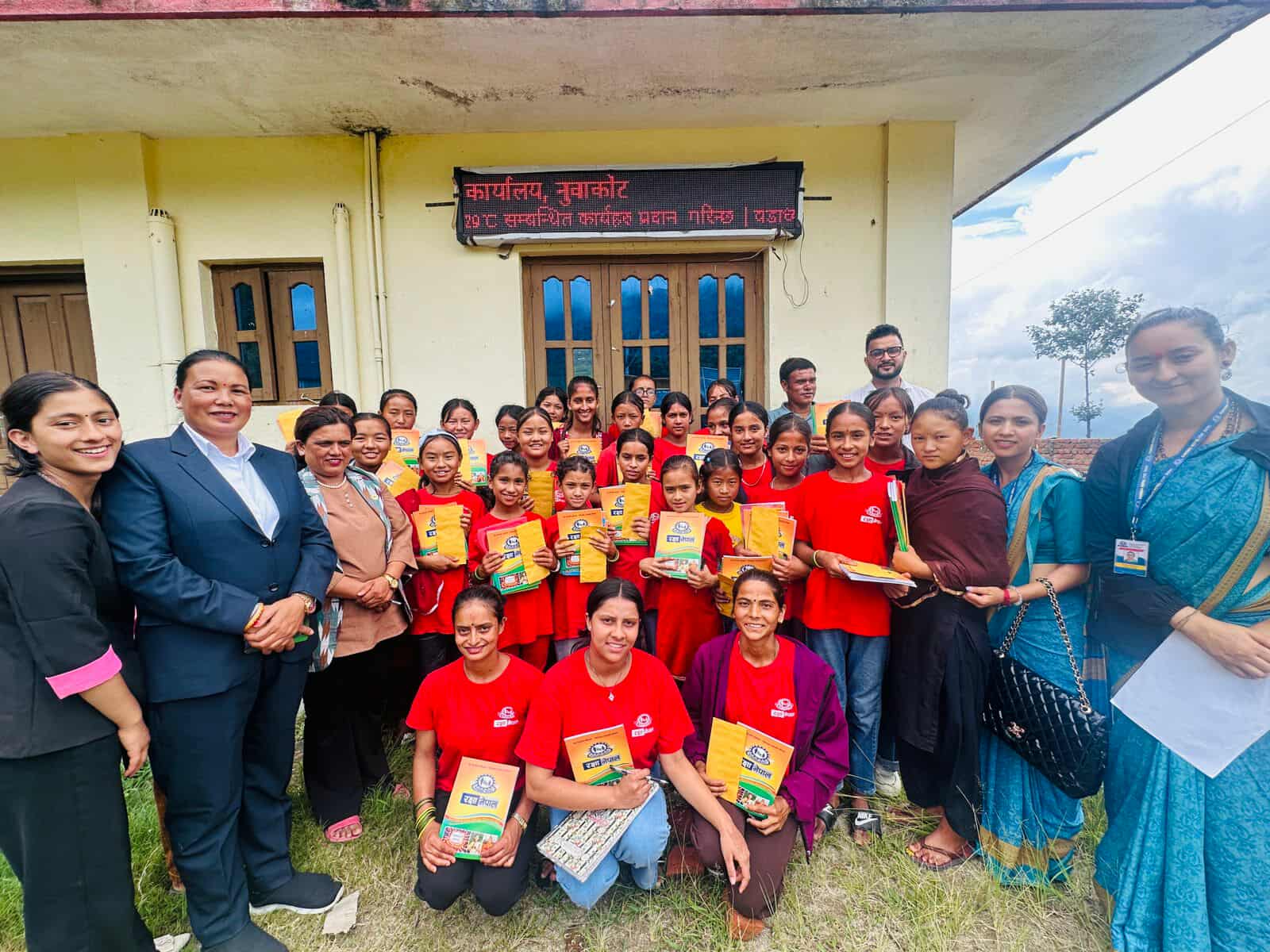 नुवाकोटका ३३ जना विपन्न बालिकालाई रक्षा नेपालको छात्रवृत्ति