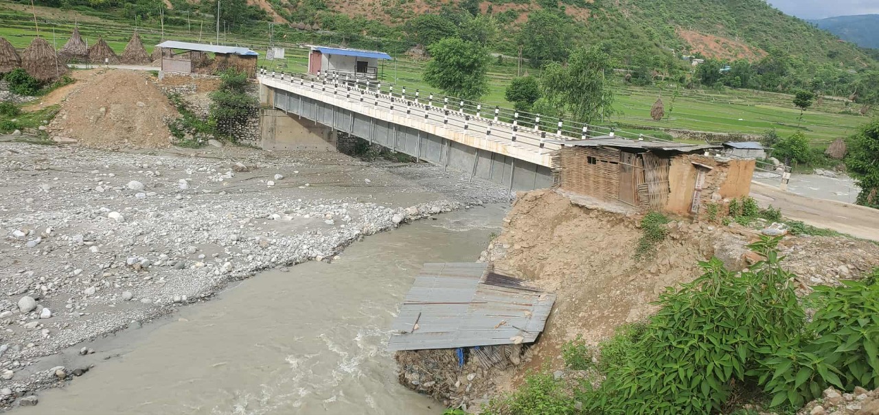 रामेछापको भटौली खोलाको पुल कटानको जोखिममा, संरक्षण नगरे बगाउने खतरा