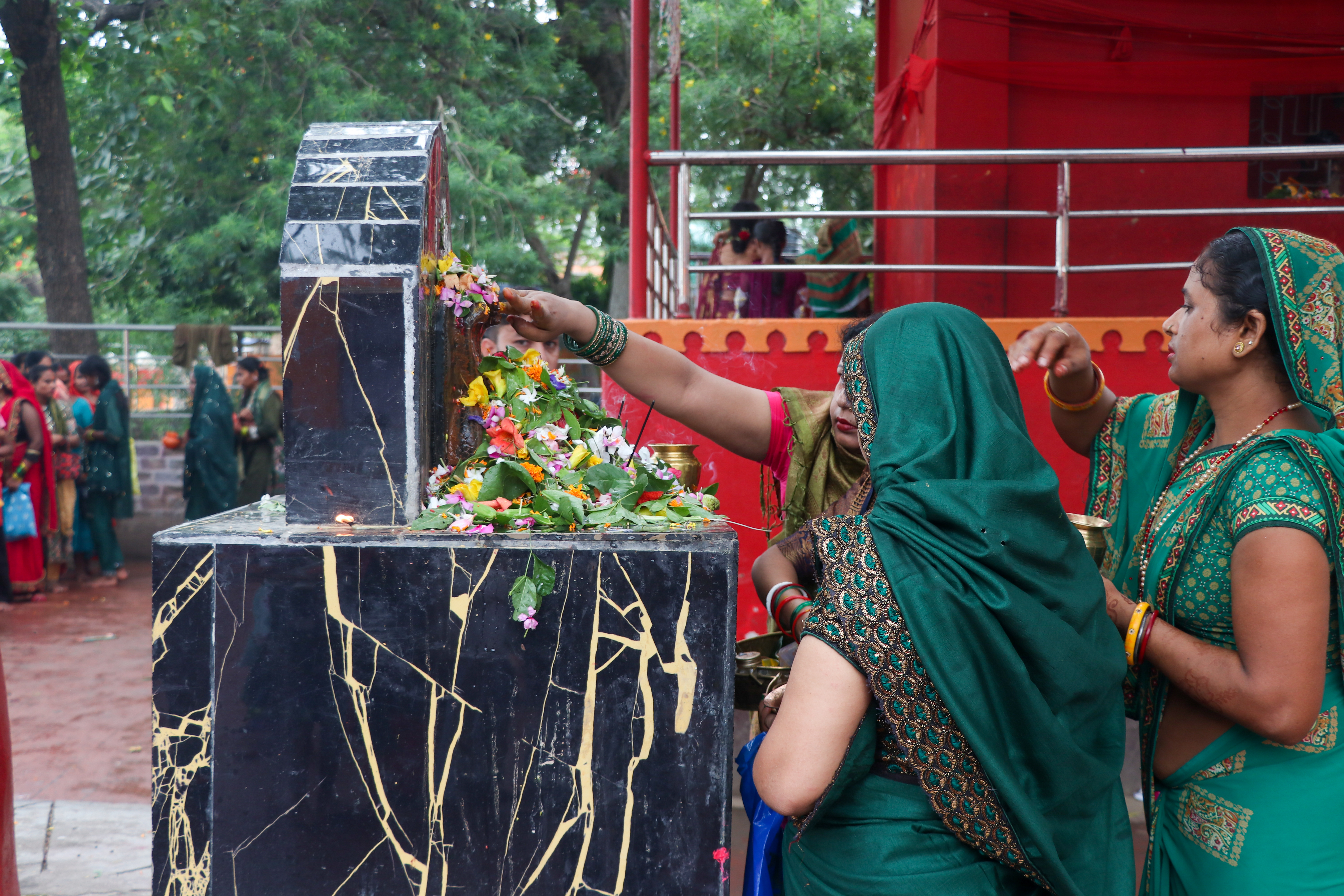 जलेश्वरनाथ महादेव मन्दिरमा दर्शन गर्नेहरुको भीड (तस्बिरहरु)