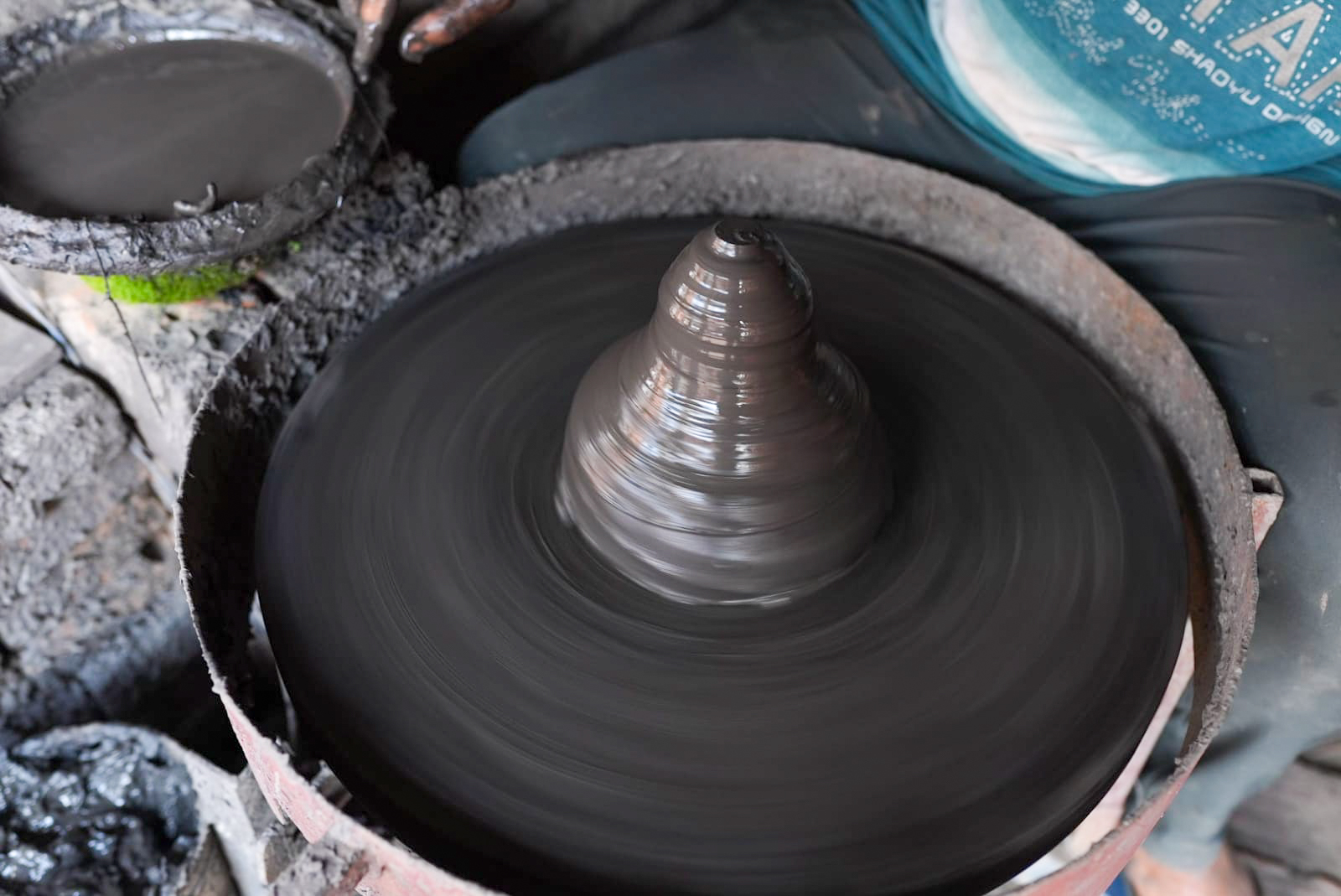 भक्तपुरको ‘पोटरी स्क्वायर’मा स्थानीय माटोको भाँडा बनाउनमा व्यस्त (फोटोफिचर)