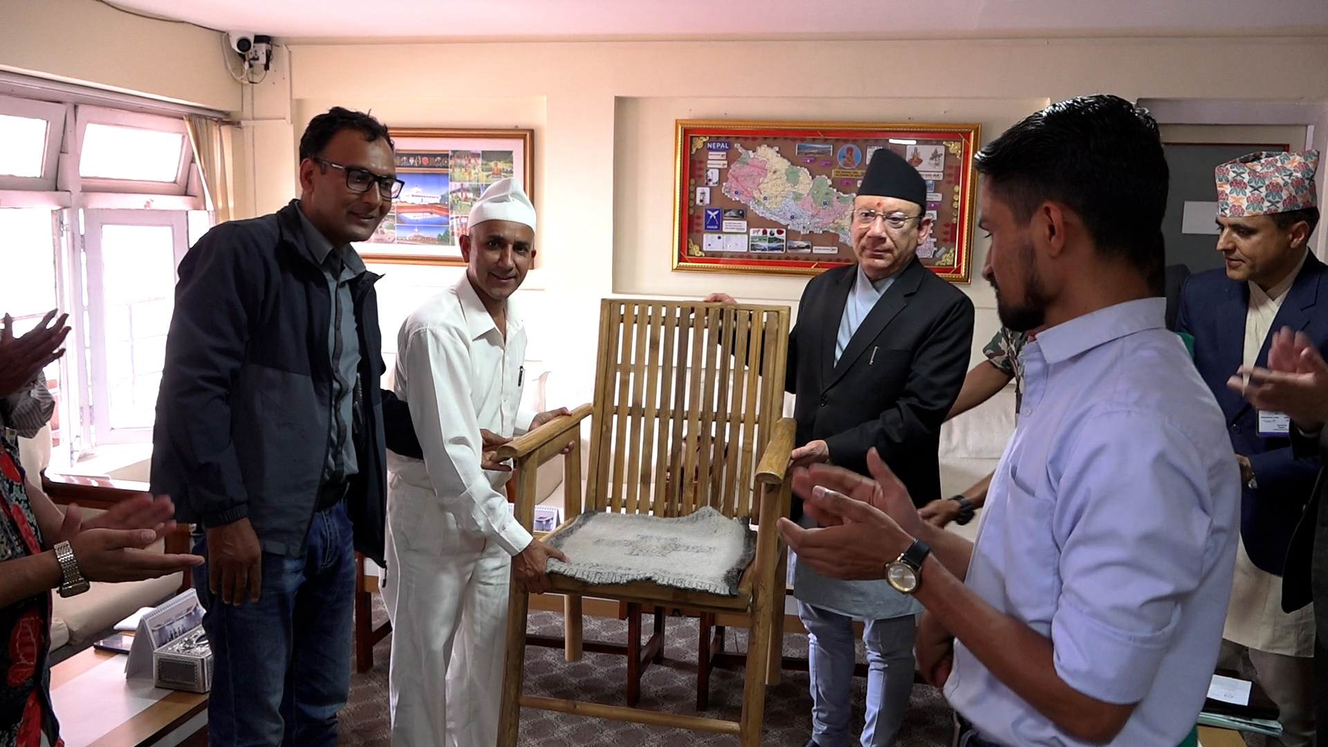 बाँसको टेबुल र कुर्सी बोकेर मेयर भट्टराई सर्वोच्चमा