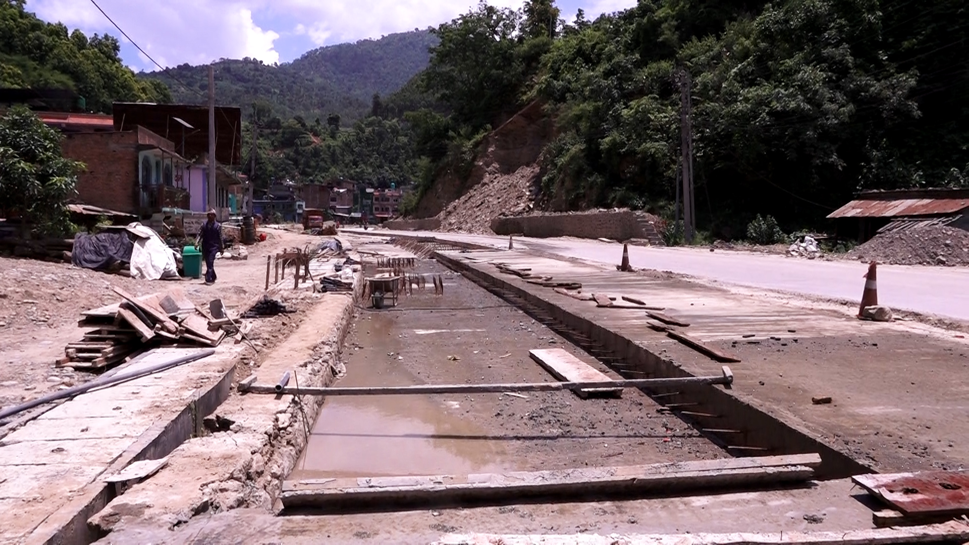 सवारी चापका कारण नागढुङ्गा–मुग्लिन सडक निर्माणको काम प्रभावित