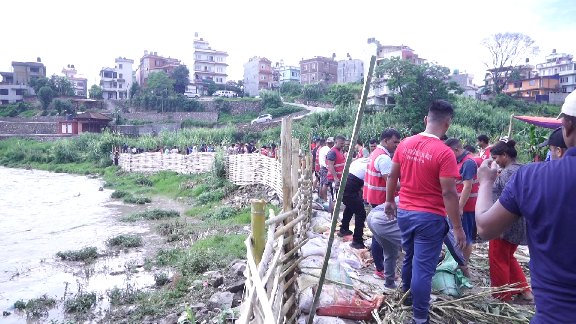 वाइसीएलले सुरु गर्‍याे मनोहराको सुकुम्बासी बस्तीमा तटबन्ध निर्माण